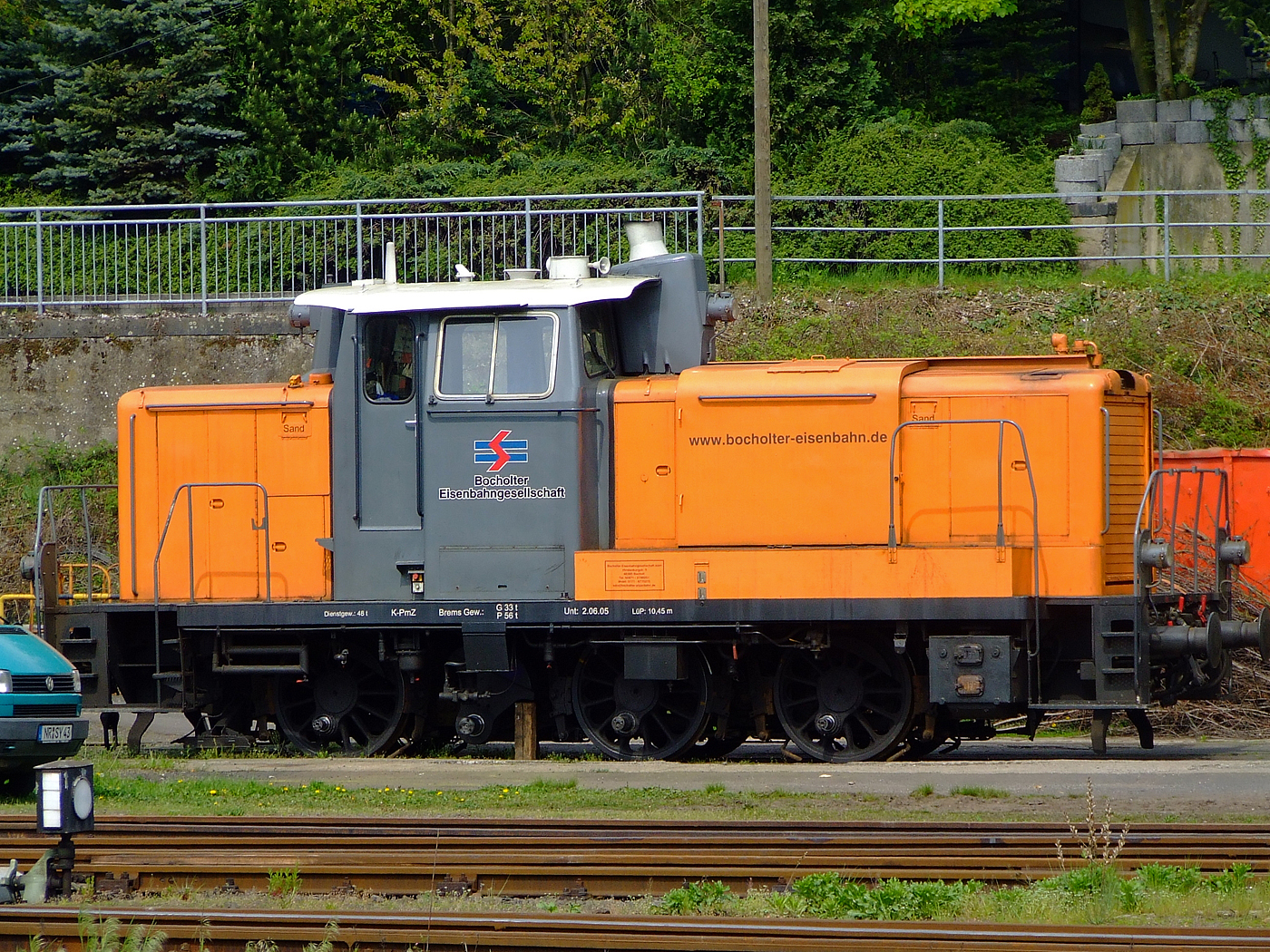 Die V60 - 360 109-3 (98 80 3360 109-3 D-BEG) ehemals der BEG - Bocholter Eisenbahngesellschaft mbH ist am 22 April 2009, ohne Treibstangen, in Linz am Rhein abgestellt. Die V60 wurde 2009 an die Rheinische Eisenbahn GmbH verkauft. 

Die Lok wurde 1956 unter der Fabriknummer 600029 von MaK gebaut und als V 60 109 Deutsche Bundesbahn geliefert. Nach der Umzeichung 1968 in 260 109-4 und 1987 in 360 109-3 wurde die V60 der leichten Bauart im Jahr 2001 bei der DB ausgemustert. 2003 ging sie an die EfW-Verkehrsgesellschaft mbH in Frechen und 2007 an die Bocholter Eisenbahngesellschaft mbH bis sie 2009 zur Rheinische Eisenbahn GmbH kam.
