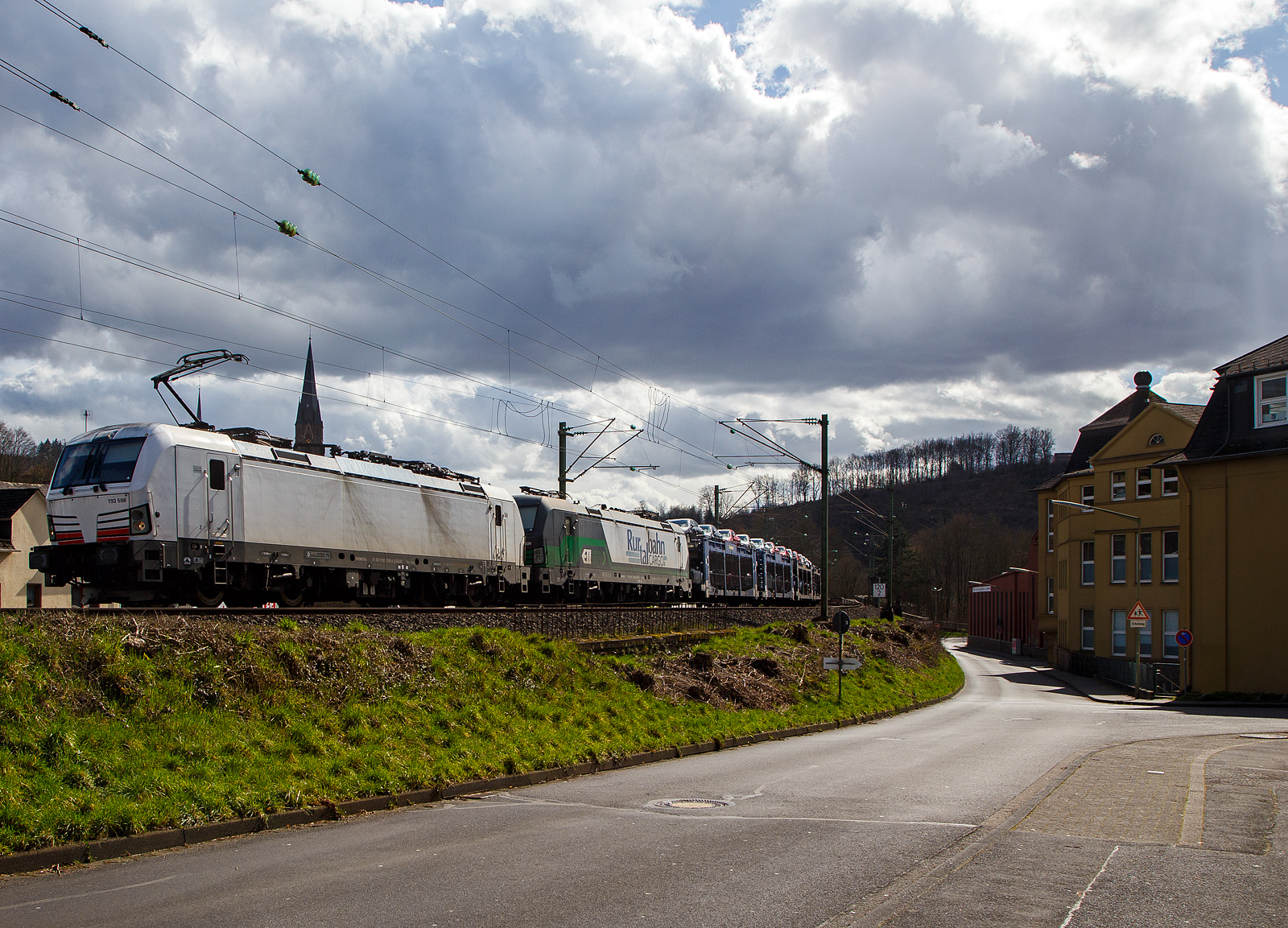 Die weiße SIEMENS Vectron MS 193 598-0 (91 80 6193 598-0 D-ELOC) fährt am 24.03.2023, mit der kalten SIEMENS Vectron AC 193 229-2 (91 80 6193 229-2 D-ELOC) und einem beladenen Autotransportzug, durch Kirchen (Sieg) in Richtung Siegen.

Beide SIEMENS Vectron sind Loks der ELL - European Locomotive Leasing (Wien) und an die RTB CARGO GmbH vermietet. Die Vectron MS 193 598-0 wurde 2020 unter der Fabriknummer 22868 und die Vectron AC 193 229-2 wurde 2015 unter der Fabriknummer 21963 jeweils von Siemens Mobilitiy in München-Allach gebaut.