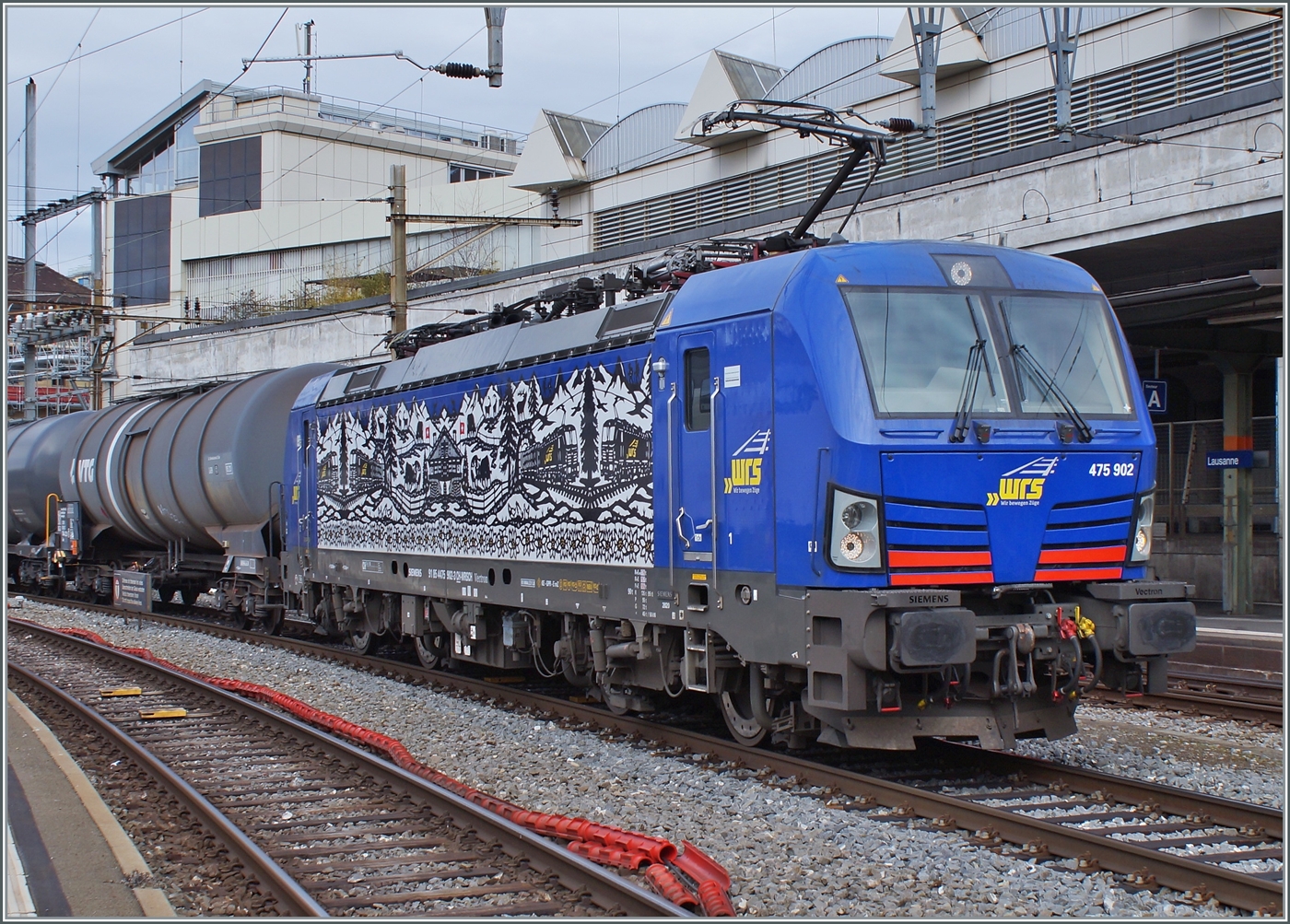 Die WRS Ae 475 902 (91 85 4475 902-3 CH-WRS) wartet in Lausanne mit einem Oel-Zug auf die Weiterfahrt in Richtung Wallis. Allem Anschein nach sind Gewicht der Lok und die Dimension des Drehgestells besonders bei höheren Geschwindigkeiten nicht geeignet, dass die Lok  Bogenschnell  fahren darf. Weitere Info liegen mir noch nicht vor, in diesem  Sinn - Fortsetzung folgt... 

17. Februar 2023