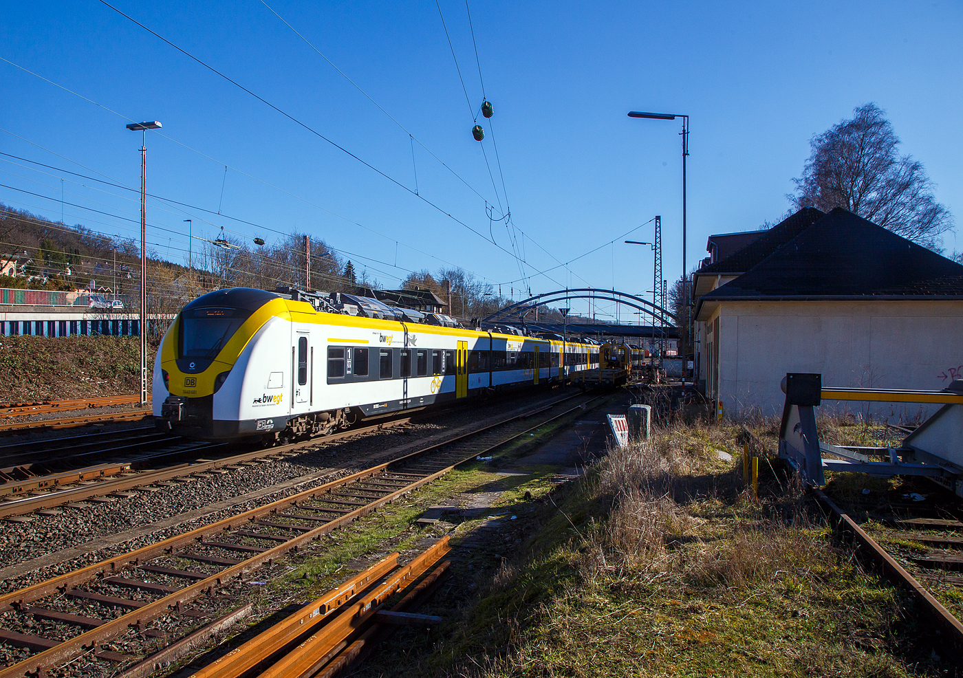 Die zwei  Grinsekatzen  gehören doch eher in den Schwarzwald und nicht wie hier ins Siegerland....
Vorne die dreiteilige Grinsekatze 1440 358 / 1441 358 / 1440 858 gekuppelt mit der vierteiligen Grinsekatze 1440 181 / 1441 181 / 1441 681 / 1440 681, beide der DB Regio Baden-Württemberg, fahren am 13.02.2023 durch Kreuztal in Richtung Süden. Sie waren vermutlich auf Werkstattrückfahrt. 

Der dreiteilige Alstom CORADIA Continental 2 wurde 2018 der vierteilige 2019 von ALSTOM Transport Deutschland GmbH in Salzgitter gebaut. Die neuen Triebwagen im neuen Landesdesign verkehren seit  Dezember 2019. Die Dreiteiler sind 56.900 mm lang, bieten 154 Sitzplätze in der 2. Und 9 Sitzplätze in der 1. Klasse sowie 2 Rollstuhlplätze, 24 Fahrradstellplätze und ein WC. Die Vierteiler haben eine Länge von 76.600 mm (lange EW), bieten 238 Sitzplätze in der 2. und 9 in der 1. Klasse sowie 2 Rollstuhlplätze, 35 Fahrradstellplätze und zwei WC. Die barrierefreien ET 1440 bieten den Fahrgästen komfortable Sitze, Tische, Klimaanlage, Steckdosen, WLAN, Videokameras für die Sicherheit und ein Reisendeninformationssystem.

Die Dreiteiler haben die Achsfolge Bo’(Bo)(Bo)Bo’ und eine Antriebsleistung von 2.400 kW, die Vierteiler haben die Achsfolge Bo’(Bo)(2)(Bo)Bo’ und eine Antriebsleistung von 2.820 kW. Beide Varianten haben ein Höchstgeschwindigkeit 160 km/h.