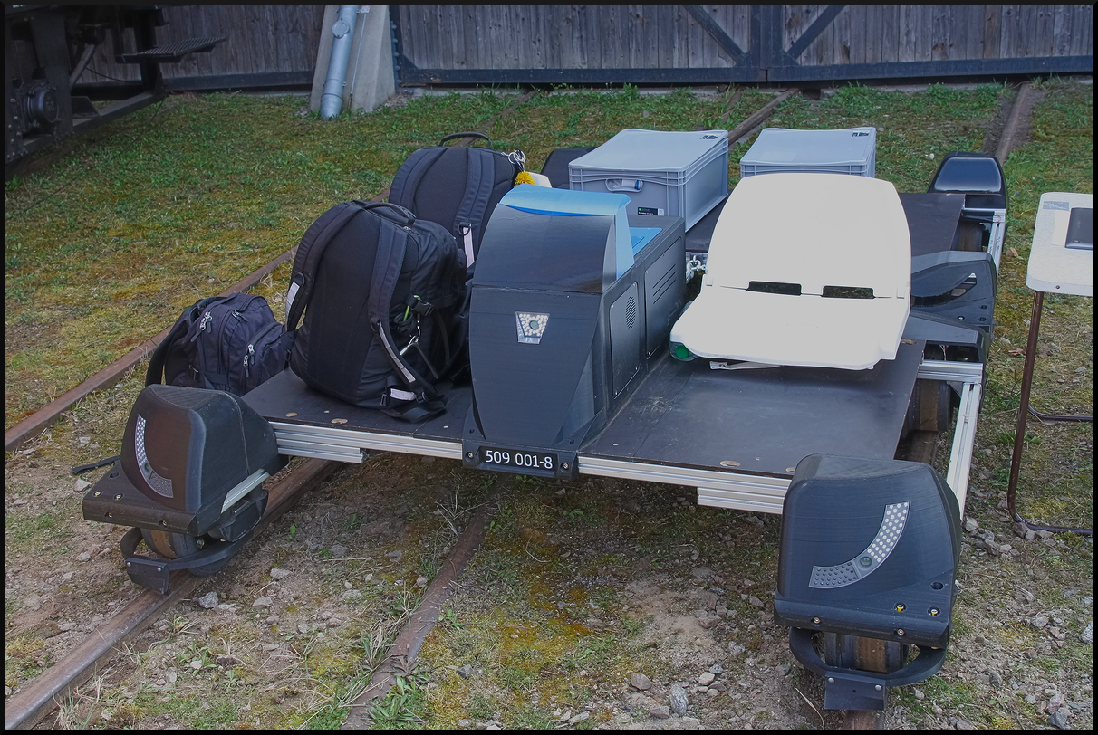 Diese Akkudraisine mit der fiktiven Nummer 509 001-9 ist ein Prototyp einer Akkudraisine mit Aluprofilen als Rahmen. Es handelt sich dabei um einen Eigenbau des Lokführers Ronny Freier. Er ist auch an Kontakten interessiert, daher stellt er das kleine Fahrzeug aus. Neben den Akkupacks bietet es Platz für eine Person und daneben für kleine Lasten wie Werkzeugkisten oder ähnliches. Zu sehen war die Draisine während des 17. Dresdner Dampfloktreffens vom 12. bis 13. April 2025 der IG Bw Dresden-Altstadt e.V.