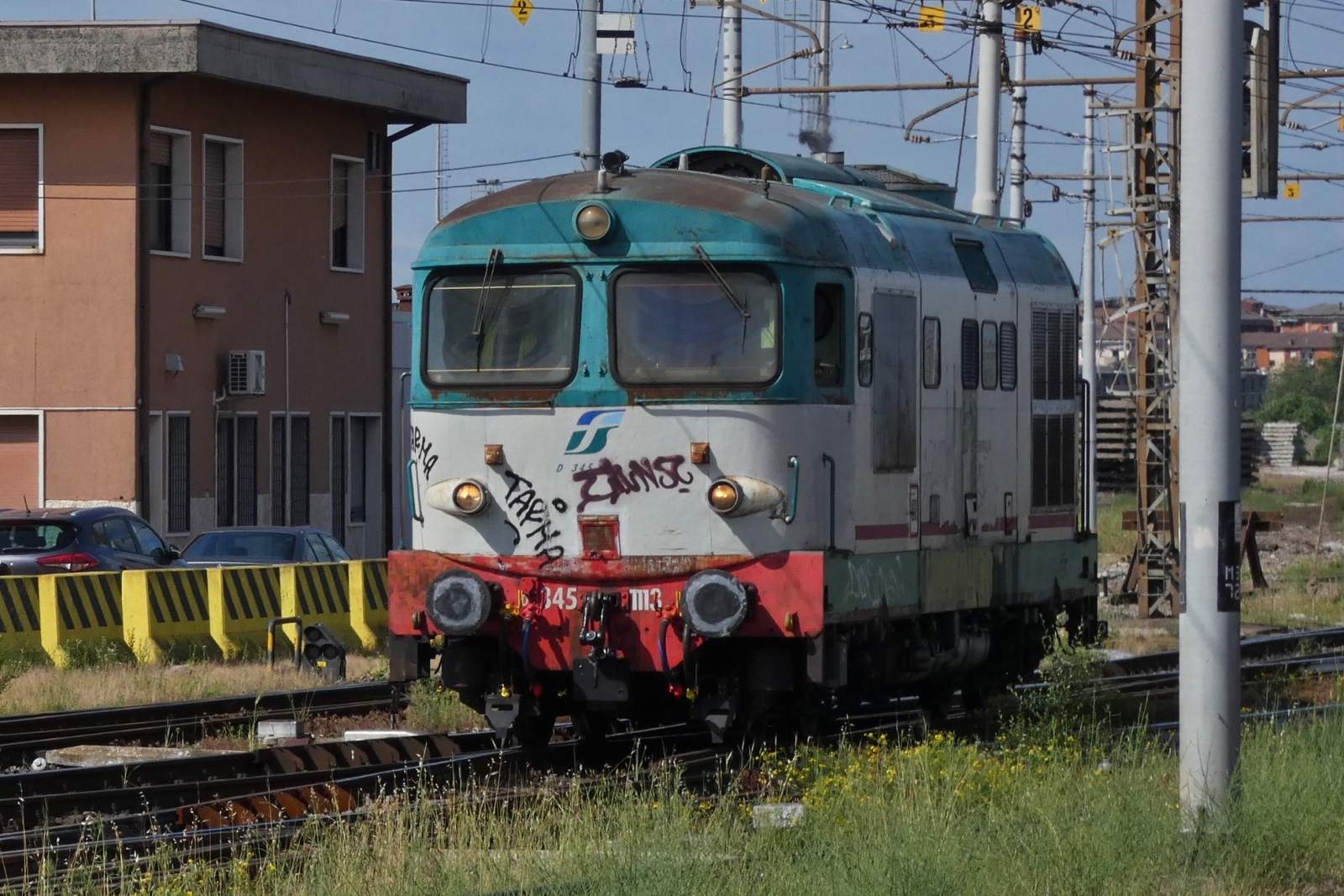 Diesellok D 345 1113 durchquert den Abstellbereich vom Bahnhof von Verona. 09. 05.2025