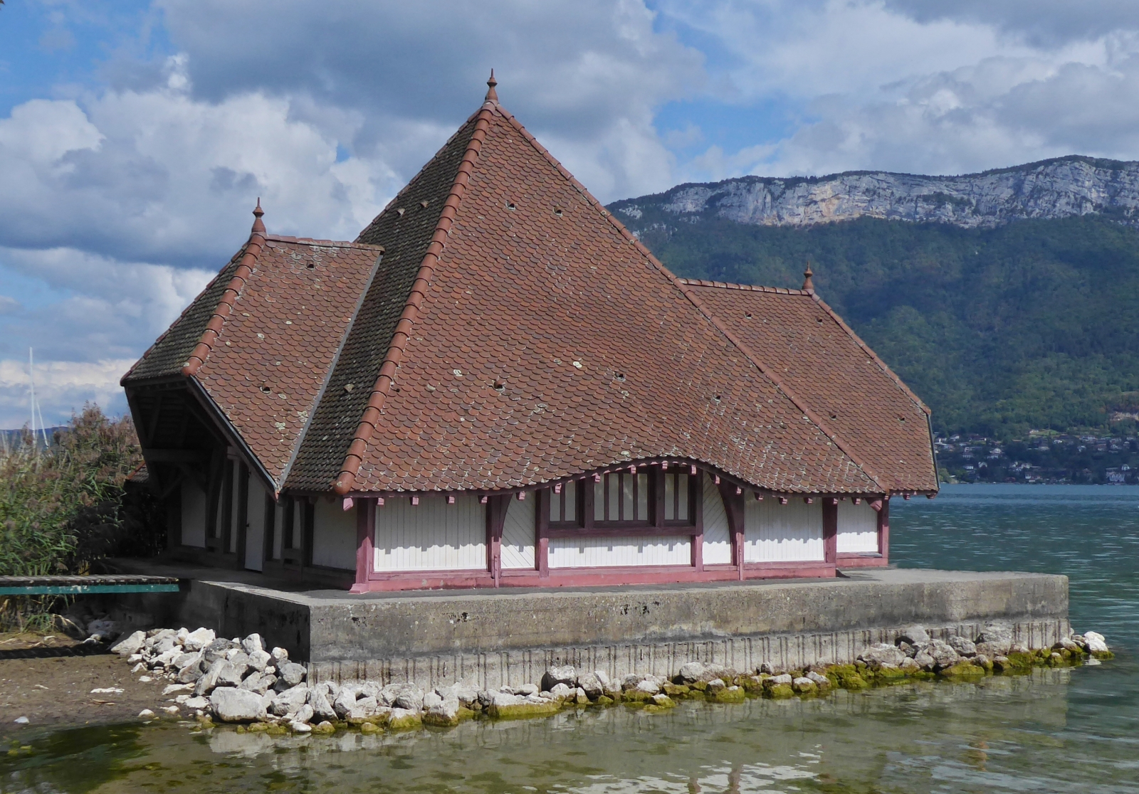 Dieses Gebude ist mir whrend eines Spazierganges am Ufer des Sees von Annecy aufgefallen. 09.2020