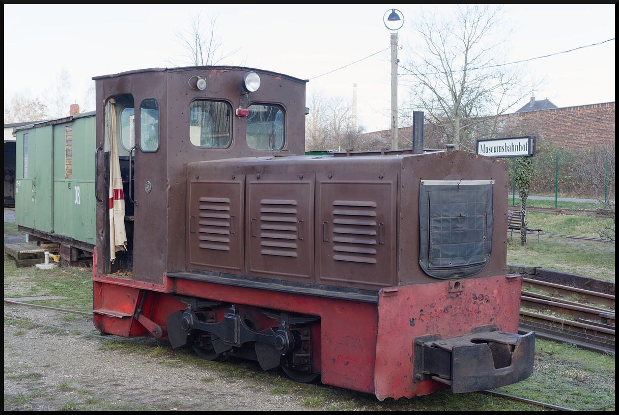 Diesig und Trüb war es am Jahresende zu den Glühweinfahrten der Museumsfeldbahn Leipzig-Lindenau. Dennoch war der Besuch gut und man konnte verschiedene Loks auch einmal anfassen.Im Bild steht sie am Museumsbahnhof, von dem die Züge zu ihren Zielen im Leipziger Norden pendelten (MFLL, 29.12.2023)<br>
---<br>
MFLL Lok 2 wurde von LKM Babelsberg im Jahr 1960 gebaut und hatte verschiedene Besitzer. Zuletzt bei 1989 an VEB Ingenieurbau Leipzig, wo sie auf 800mm umgespurt wurde. Im Jahr 1999 kam sie dann zur Museumsfeldbahn. 