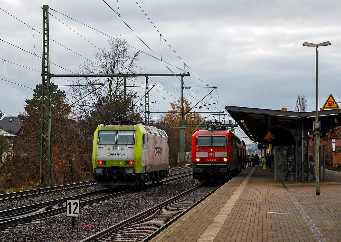 Dresden-Strehlen am 07.12.2022: Während links die 185 542-8 (91 80 6185 542-8 D-ITL) der CAPTRAIN Deutschland GmbH / ITL Eisenbahngesellschaft mbH in Richtung Dresden fährt, hält im Bahnhof die 143 568-4 (91 80 6143 568-4 D-DB) der DB Regio AG Südost als S1 der S-Bahn Dresden nach Pirna.