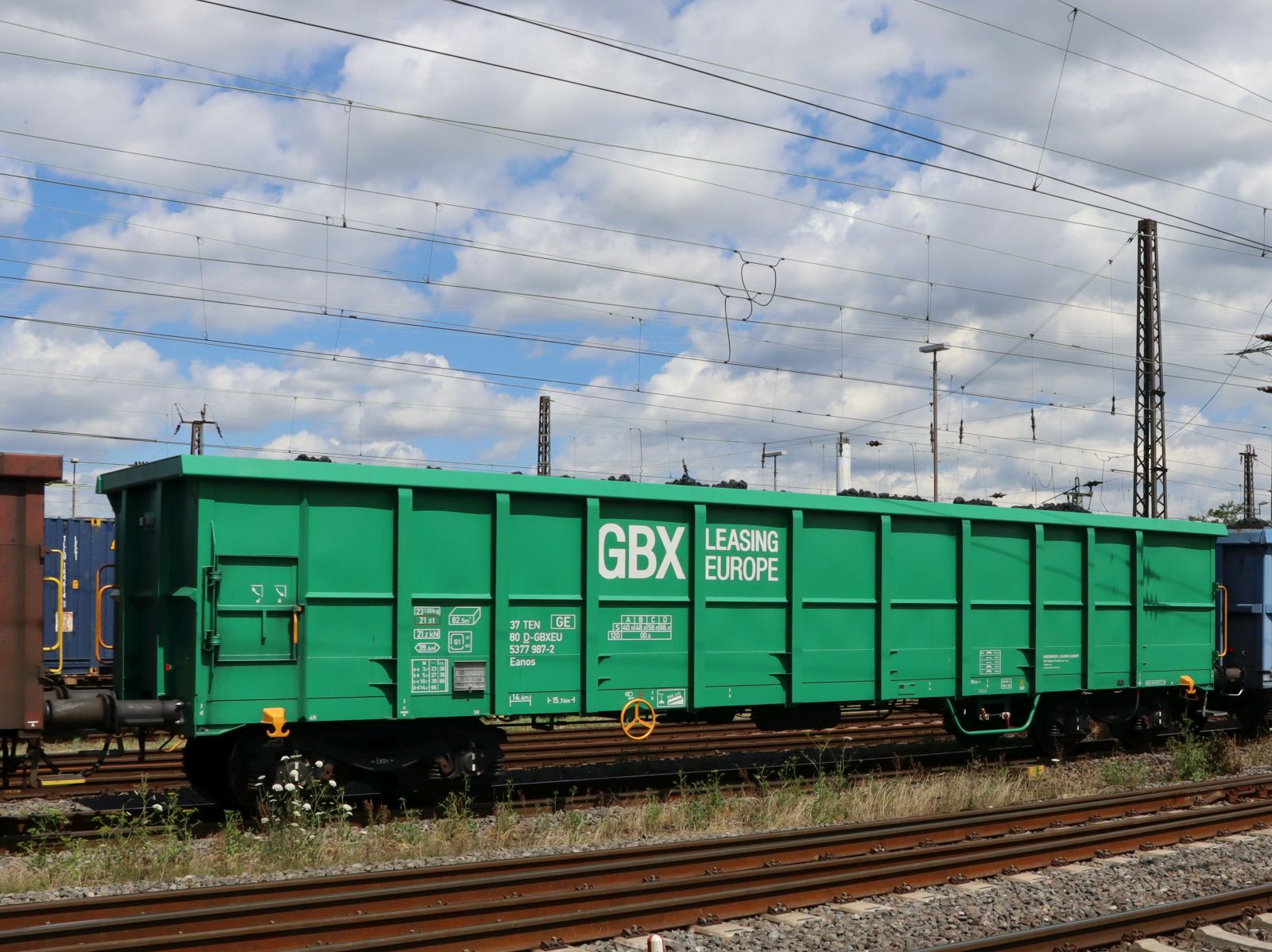 Eanos Offener Drehgestell-Wagen GBX Leasing Europe mit Nummer 37 TEN 80 D-GBXEU 5377 987-2 Gterbahnhof Oberhausen West 11-07-2024.

Eanos hoge bakwagen van GBX Leasing Europe beladen met steenkool en nummer 37 TEN 80 D-GBXEU 5377 987-2 goederenstation Oberhausen West 11-07-2024.