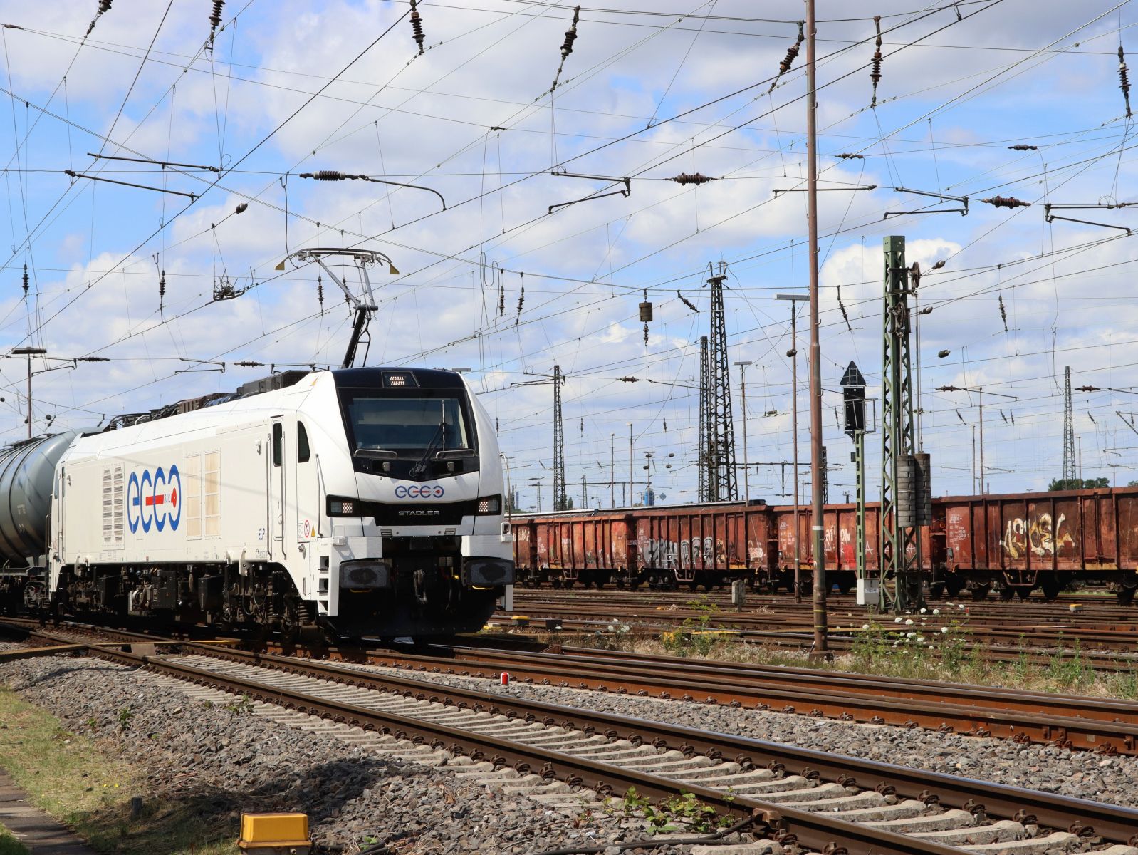 Ecco Rail Stadler Eurodual Lokomotive 159 21?-? G�terbahnhof Oberhausen West 11-07-2024.

Ecco Rail Stadler Eurodual locomotief 159 21?-? goederenstation Oberhausen West 11-07-2024.