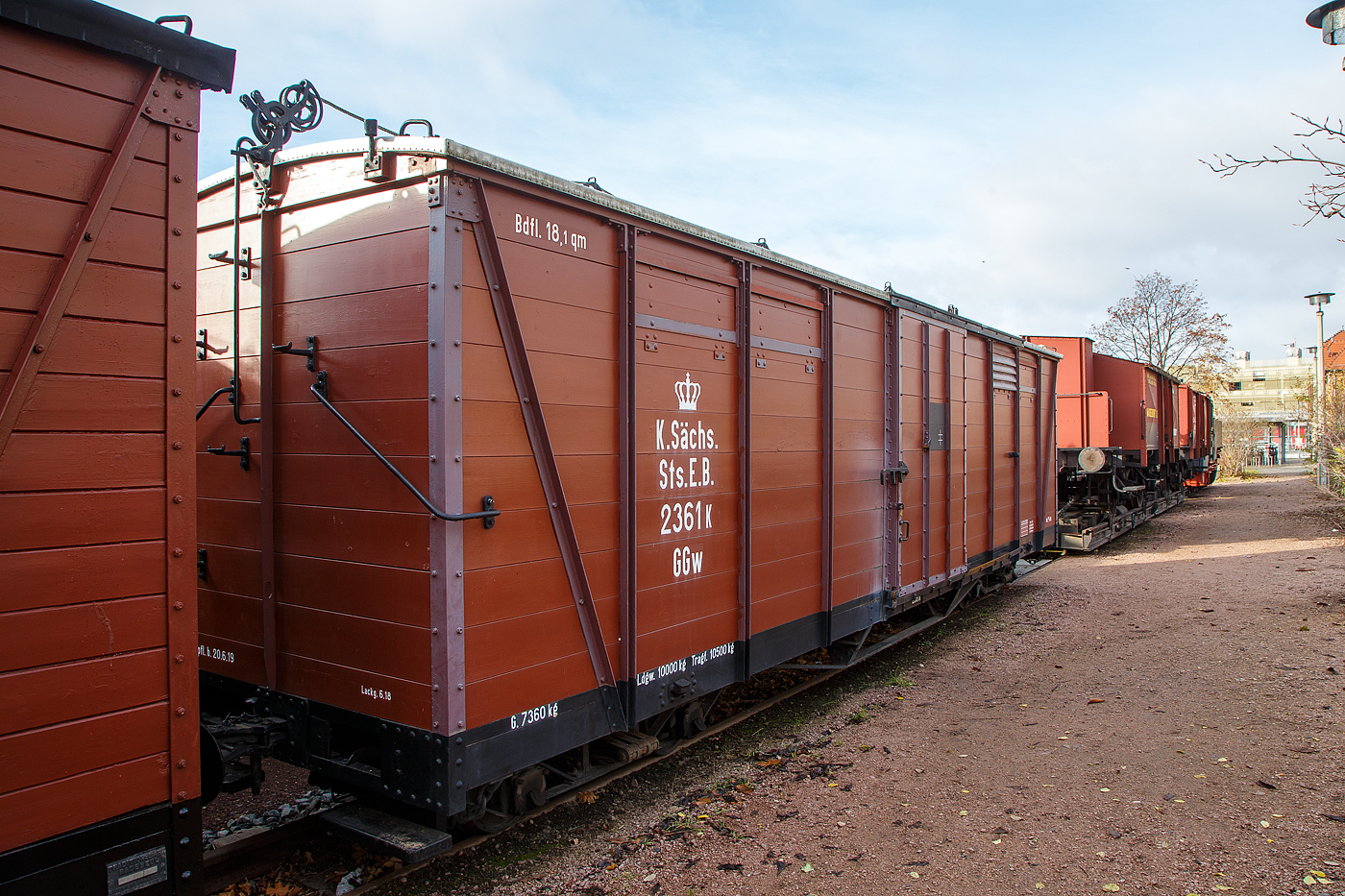 Ehemaliger vierachsiger 750 mm-Schmalspur gedeckter Güterwagen K.Sächs.Sts.E.B. 2361K, der Gattung GGw, mit Heberleinbremse, des Traditionsbahn Radebeul e.V., ausgestellt beim Schmalspur-Bahnhof Radebeul Ost (Lößnitzgrundbahn), hier am 07.12.2022.

Der Wagen wurde 1918 von der Waggonfabrik Werdau gebaut und an die Königlich Sächsische Staatseisenbahnen (K.Sächs.Sts.E.B.) geliefert. Bis 1974 war er bei der DR (Deutsche Reichsbahn) als DR GGw 97-13-06 im Radebeuler Planbestand, danach wurde er ausgemustert, seit 2000 ist er Eigentum des Vereins Traditionsbahn Radebeul.

TECHNISCHE DATEN:
Spurweite: 750 mm
Anzahl der Achsen: 4 (in 2 Drehgestellen)
Leergewicht: 7.360 kg
Ladegewicht: 10.000 kg
Ladefläche: 18,1 m²