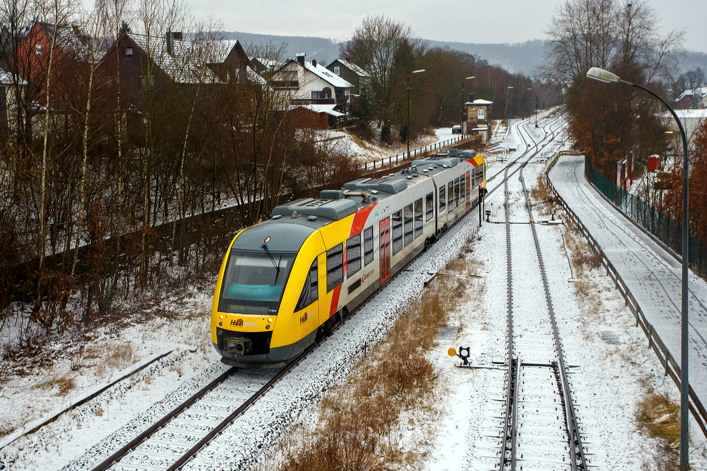 Eigentlich war der Schnee doch weg, doch heute hat es wieder neu geschneit.
Der VT 254 (95 80 0648 154-2 D-HEB / 95 80 0648 654-1 D-HEB), ein Alstom Coradia LINT 41 der HLB (Hessische Landesbahn), verlässt am 03 Februar 2026, als RB 96 „Hellertalbahn“ von Betzdorf/Sieg nach Neunkirchen (Kr. Siegen) den Bahnhof Herdorf. 
