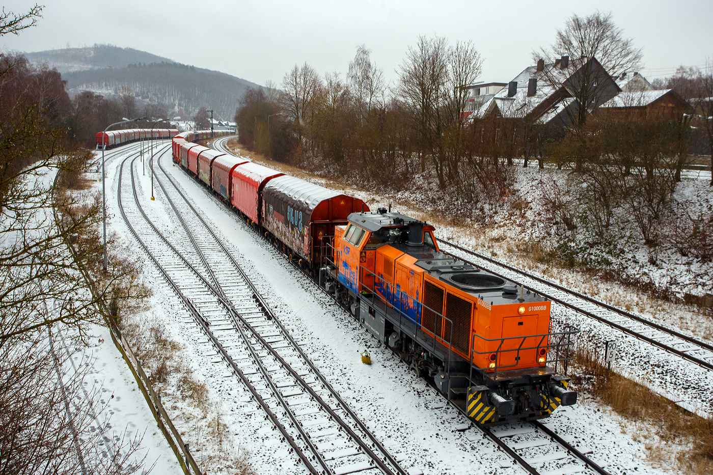 Eigentlich war der Schnee doch weg, doch heute hat es wieder neu geschneit. 
Die KSW 44 (92 80 1271 004-4 D-KSW) eine MaK G 1000 BB der KSW (Kreisbahn Siegen-Wittgenstein) am 03 Februar 2026 auf dem KSW-Rangierbahnhof in Herdorf, Betriebsstätte FGE -Freien Grunder Eisenbahn. 

Die Lok 44 wurde 2003 unter der Fabriknummer 1001462 bei Vossloh gebaut und am 05.01.2004 an die SK - Siegener Kreisbahn GmbH geliefert, welche ab Ende 2004 nun als Kreisbahn Siegen-Wittgenstein (KSW) firmiert.
