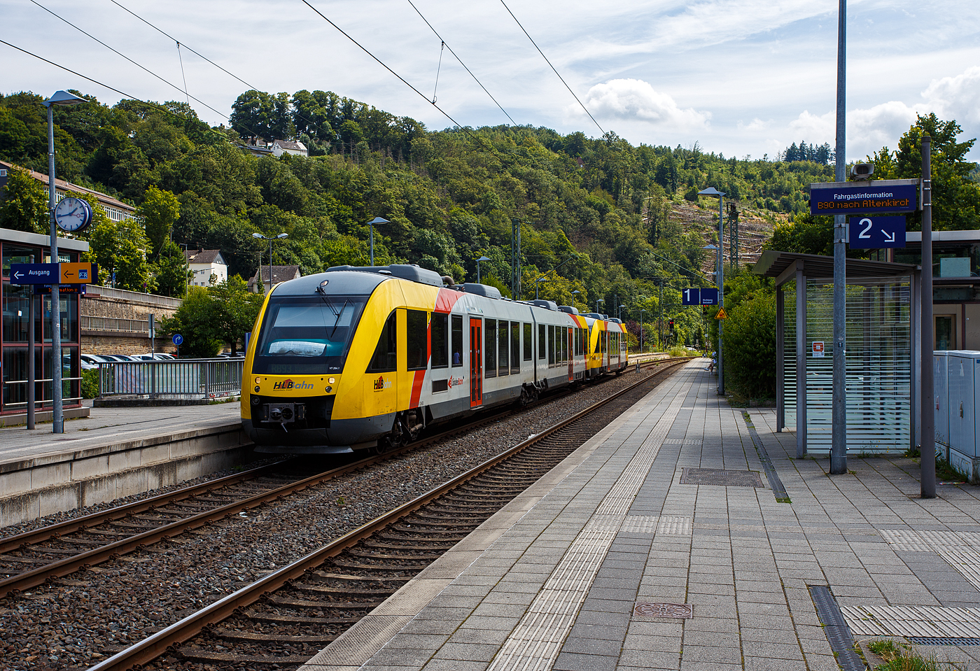 Ein Alstom Coradia LINT 58 bzw. zwei gekuppelte Alstom Coradia LINT 41 (BR 648)  bzw. 27 (BR 640) der HLB (Hessische Landesbahn), als RB 93  Rothaarbahn  (Betzdorf - Siegen - Kreuztal - Bad Berleburg), am 18 Juli 2024 beim Halt im Bahnhof Kirchen (Sieg). Vorne der VT 264 (95 80 0648 664-0 D-HEB / 95 80 0648 164-1 D-HEB) ein LINT 41 und hinten der VT 204 (95 80 0640 104-5 D-HEB) ein LINT 27.

Beide LINT wurden 2004 von der ALSTOM Transport Deutschland GmbH (vormals LHB - Linke-Hofmann-Busch GmbH) in Salzgitter-Watenstedt für die vectus Verkehrsgesellschaft mbH gebaut, mit dem Fahrplanwechsel am 14.12.2014 wurden alle Fahrzeuge der vectus nun Eigentum der HLB, die Hessische Landesbahn hatte 74,9% der Gesellschaftsanteile. Der LINT 41 wurde unter der Fabriknummer 1188-014 gebaut, der LINT 27 unter der Fabriknummer 1187-004.