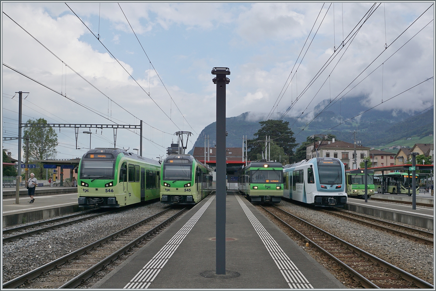 Ein Bahnhof voller Züge: in Aigle (TPC) stehen der Beh 2/6 546 nach Chambéry, der Beh 2/6 545, der Beh 4/8 592 nach Les Diablerets und den neue ABe 4/8 473  mit der gefälligen  Glacier 3000  Werbung; daneben noch zu sehen ein A-L Zug nach Leysin. 

3. Aug. 2024