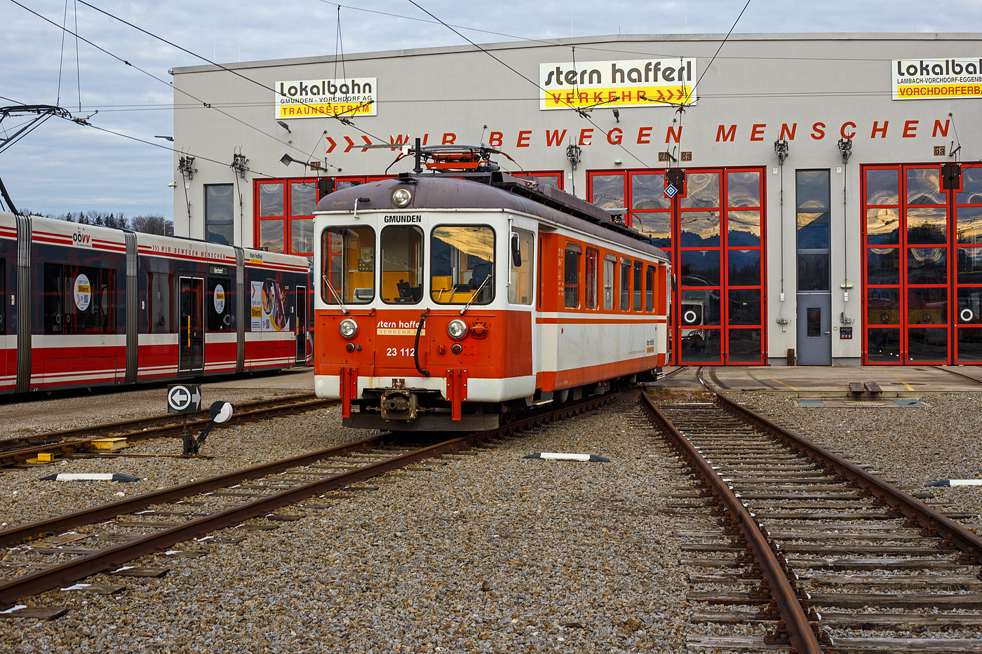 Ein ehemaliger Schweizer nun in Obersterreich:
Der Schmalspur-Elektro-Triebwagen 23 112 ET B4 „Gmunden“ (Arbeitstriebwagen) der Stern & Hafferl Verkehrsgesellschaft m.b.H. (StH), Lokalbahn Gmunden–Vorchdorf, steht am 14 Januar 2025 beim Bahnhof Vorchdorf-Eggenberg vor der Remise der Stern & Hafferl. Der ET ist der ehemalige Schweizer ET WSB Be 4/4 8 der Wynental- und Suhrentalbahn, wie der WSB Nr. 7, wurde dieser 1954 von der SWS (Schweizerische Wagons- und Aufzgefabrik AG in Schlieren-Zrich) gebaut. Die Elektrotriebwagen wurden 1998/99 nach sterreich an die Stern & Hafferl Verkehrsgesellschaft verkauft.

TECHNISCHE DATEN:
Spurweite: 1.000 mm (Meterspur)
Achsformel: Bo' Bo'
Lnge: 17.150 mm
Drehzapfenabstand: 11.450 mm
Achsabstand im Drehgestell: 1.800 mm
Dienstgewicht: 28.000 kg
Dauerleistung: 376 kW
Raddurchmesser: 770 mm (neu)
Stromsystem: 750 V DC (=)	
Strombertragung: Oberleitung
Anzahl der Fahrmotoren: 4
Sitzpltze: 	48

Die Lokalbahn Gmunden–Vorchdorf, ehemals Traunseebahn, ist eine meterspurige Lokalbahn in Obersterreich. 2018 wurde die Strecke mit der Straenbahn Gmunden verbunden. Seitdem verkehren die Zge unter dem Markennamen Traunseetram durchgehend zwischen Gmunden Bahnhof und dem Bahnhof Vorchdorf-Eggenberg. 

Die Lokalbahn wird mit 750 Volt Gleichstrom betrieben. Sie befindet sich im Besitz der am 27. April 1912 gegrndeten Lokalbahn Gmunden-Vorchdorf AG. Der Betrieb wird von Stern & Hafferl Verkehrsgesellschaft m.b.H. gefhrt, jenem Unternehmen, das fr die Baufhrung verantwortlich war und das im Rahmen der Linienplanung die Absicht verfolgte, in den von der Bahn berhrten Ortschaften (sowie auch in Altaussee) elektrische Lichtanlagen einzufhren und zwei nchstgelegenen Wirtschaftsunternehmen auch Arbeitsstrom zur Verfgung zu stellen.