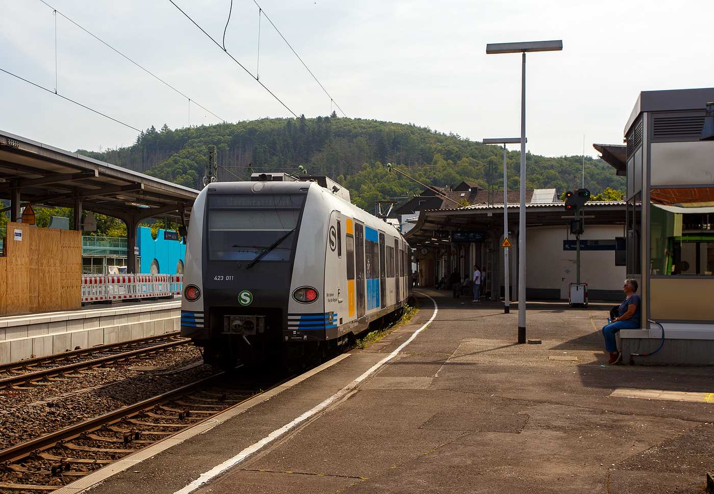 Ein ET 423 der S-Bahn Stuttgart im neuen Redesign auf Abwegen….
Der vierteilige Elektrotriebzug 94 80 0423 511-5 D-DB / 433 511-3 / 433 011-4 / 423 011-6 ein „Kurzzug“ der Baureihe 423 (1. Bauserie) der S-Bahn Stuttgart fährt am 18. Juni 2025, auf Werkstattfahrt, durch den Bahnhof Betzdorf/Sieg in Richtung Siegen. Vermutlich ging es wieder zurück nach Stuttgart.