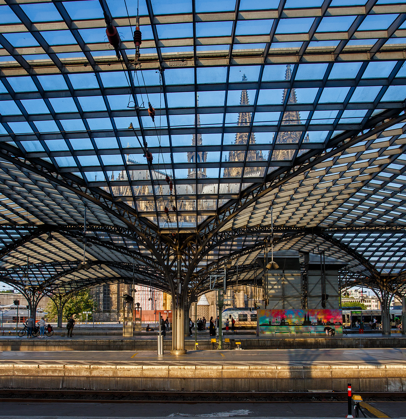 Ein etwas anderes Bild vom Kölner Dom, hier am 18 Juni 2025 vom Hauptbahnhof Köln über die Gleise/Bahnsteige hinweg gesehen. 
