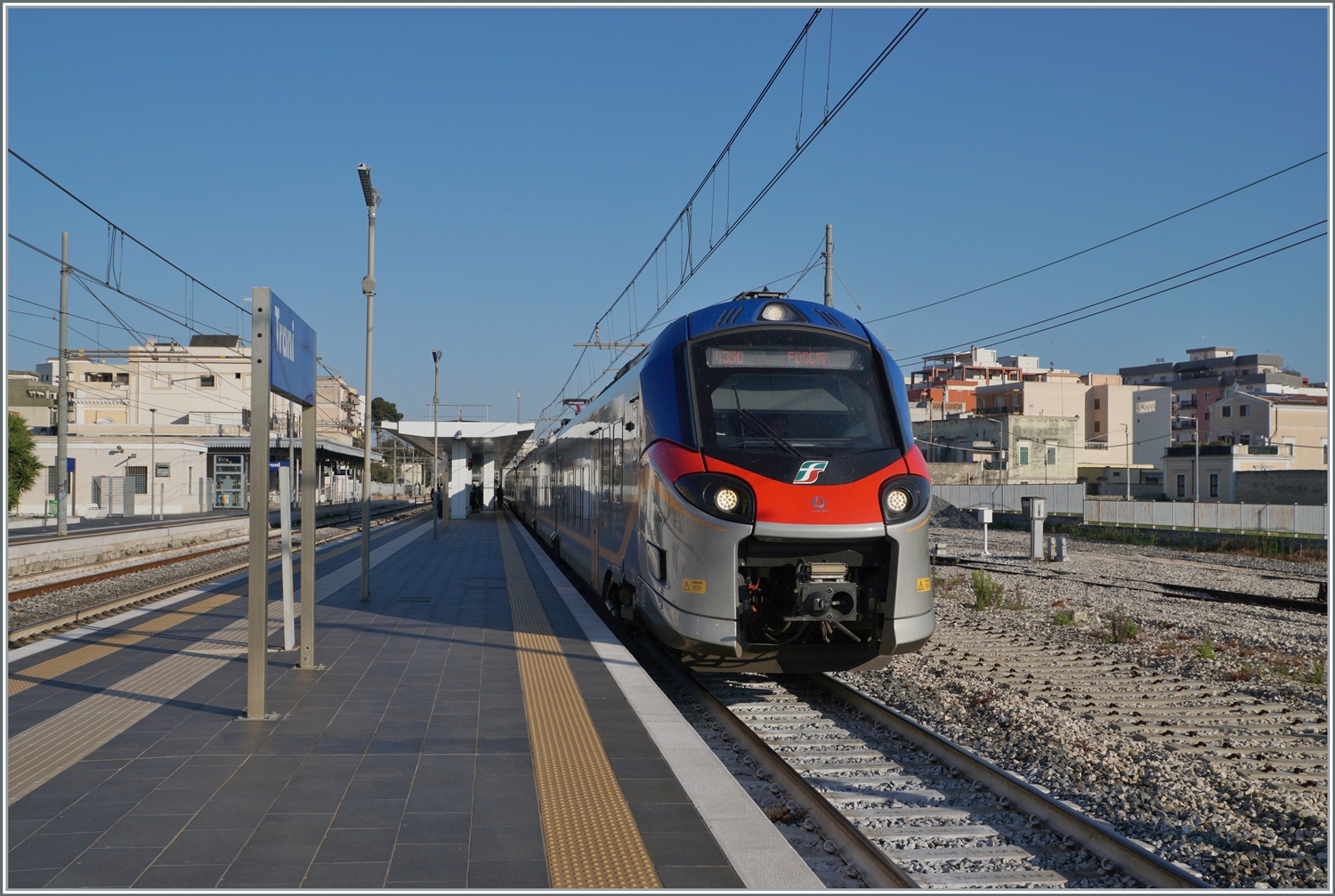 Ein FS Trenitala ETR 103/104  POP* verlässt als  Regionale  Trani in Richtung Barletta und weckt nach trüben, nebligen Tagen Sehnsüchte nach einer Reise nach Italien, mit Espresso, Spaghetti und Limoncello

22. April 2023