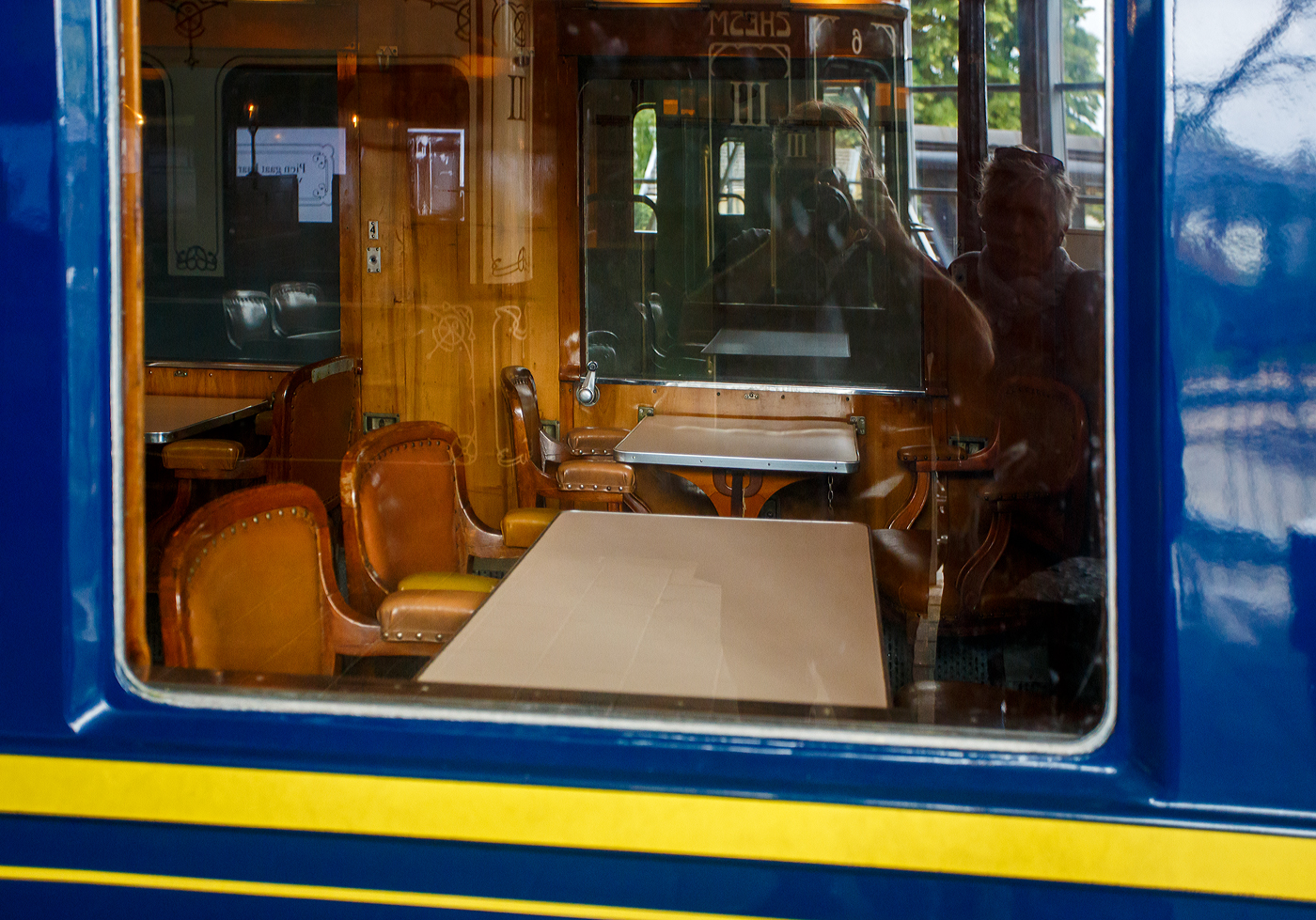 Ein kleiner Einblick von außen in den leider verschlossenen Speisewagen der Gattung WR, CIWL N° 4249 der «Blauwe Roemeen» (Blauer Rumäne), ex CIWLT 51 66 08-50 091-9 am 24 Juni 2025 im Het Spoorwegmuseum (bis 2005 NSM - Nederlands Spoorwegmuseum / Niederländischen Eisenbahnmuseum) in Utrecht im ehemaligen Bahnhof Maliebaan. 

Das Museum betrieb im Wagen kurzzeitig auch ein eigenes Museumsrestaurant. 