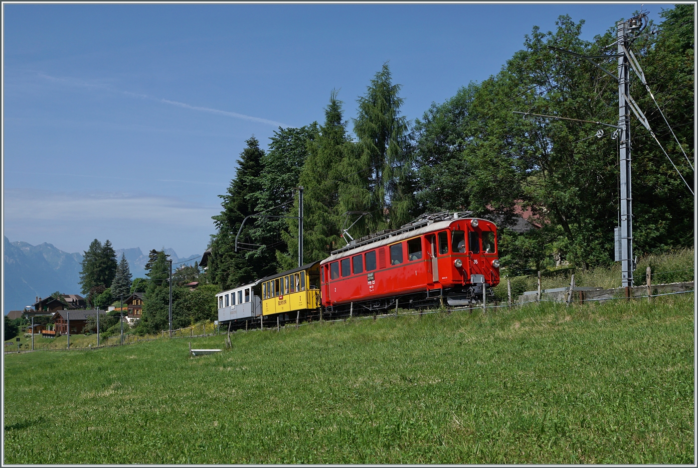 Ein kleiner Zug auf grosser Fahrt: Der RhB Bernina Bahn ABe 4/4 I N° 35 der Blonay Chamby Bahn ist mit dem Bernina Bahn As2 und dem MOB B4 N° 61 (beide auch Blonay-Chamby) als  Valrose Nostalgie Express  kurz vor Les Avants auf der Fahrt von Montreux nach Rougemont. Im Gegensatz zum vorangegangenen Bild ist hier der Zug das Hauptmotiv.

15. Juni 2025