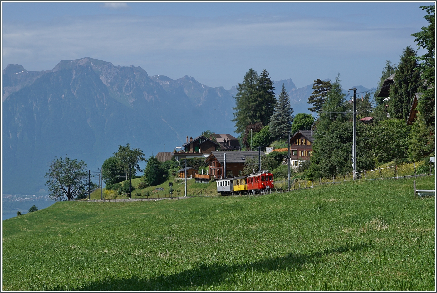 Ein kleiner Zug auf grosser Fahrt: Der RhB Bernina Bahn ABe 4/4 I N° 35 der Blonay Chamby Bahn ist mit dem Bernina Bahn As2 und dem MOB B4 N° 61 (beide auch Blonay-Chamby) als  Valrose Nostalgie Express  kurz vor Les Avants auf der Fahrt von Montreux nach Rougemont. Diese Bildvariante zeigt bewusst sehr viel Landschaft und nur einen sehr kleinen Zug.

15. Juni 2025