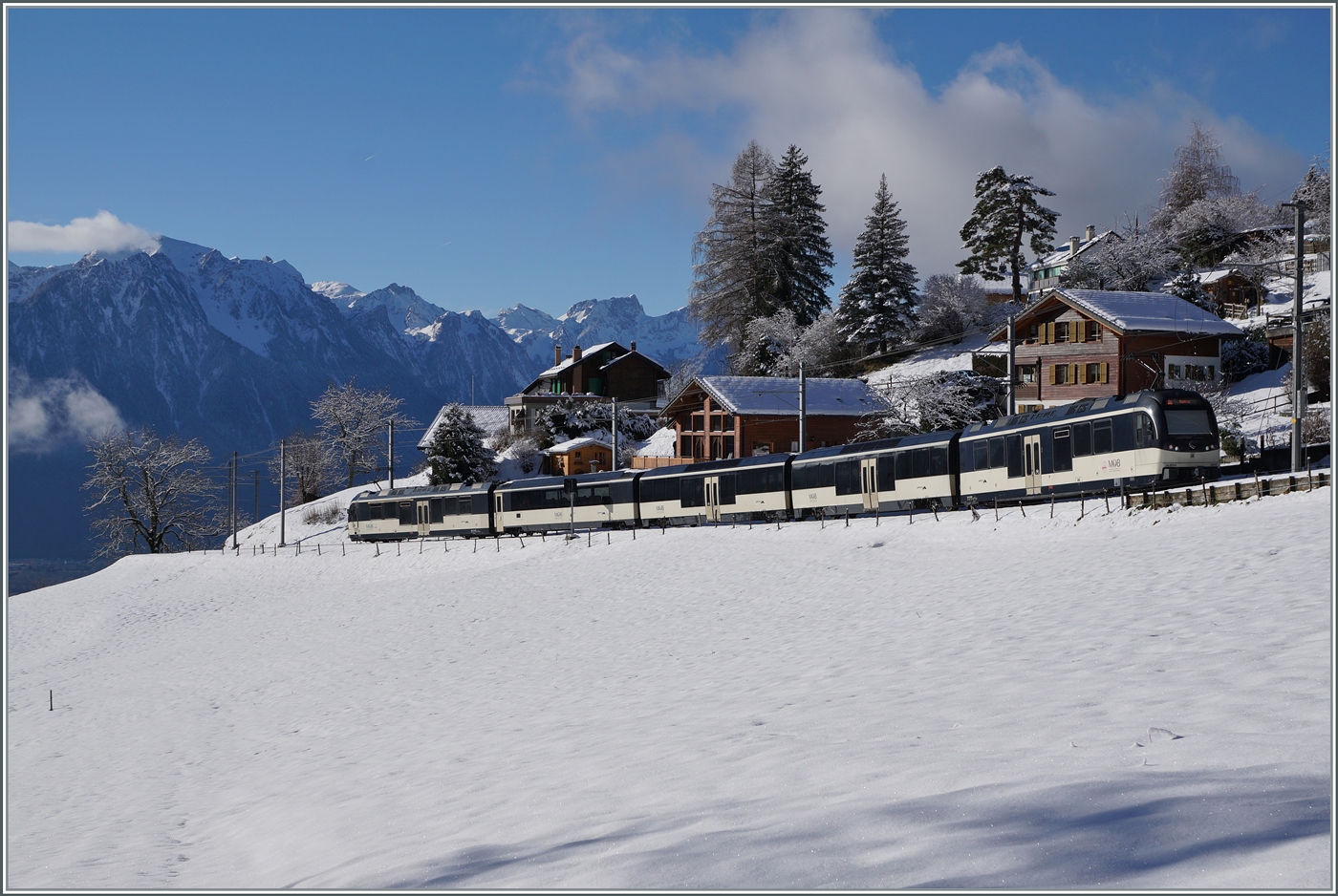 Ein MOB Alpina Regionalzug ist im verschneiten Les Avants auf dem Weg von Zweisimmen nach Montreux. 

3. Jan. 2025 