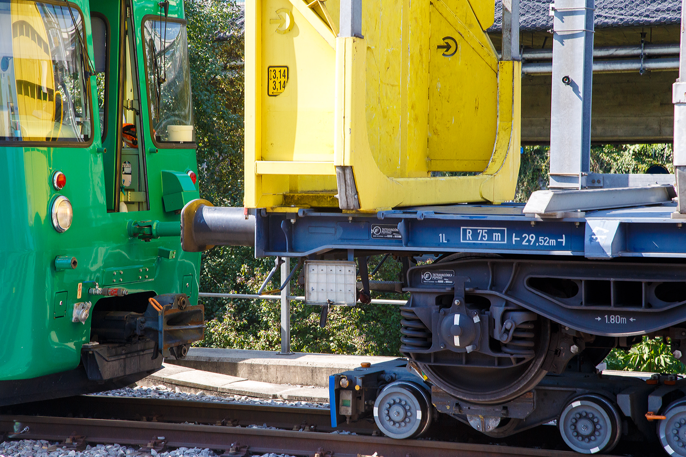 Ein normalspuriges Drehgestell des leeren 2 x vierachsiger Flachwagen in Sonderbauart (INNOFREIGHT Holz-Doppelwagen), 37 80 4657 028-9 D-VTG, der Gattung Sggmrrs S240, verladen auf zwei schmalspurige Rollböcke Ua 2xx vom Typ Vevey, am 07 September 2023 an einer Rollbockgrube beim Bahnhof Morges.

Die Rollböcke dienen zum Transport von Normalspurwagen (meist Güterwagen) auf Schmalspurgleisen (wie hier 1.000 mm). Ein Rollbock ist 1,65 t schwer und trägt jeweils eine Normalspur-Wagonachse mit einer maximalen Achslast von 22,5 t. Bei z.B. einem vierachsigen Drehgestell Wagen kommen so vier Rollböcke zum Einsatz, wobei der Wagen somit bis zu 90 t schwer sein kann.

TECHNISCHE DATEN:
Spurweite: 1.000 mm
Achsanzahl: 2
Eigengewicht: 1,65 t
Traglast: 22,5 t 

Ein Rollbock ist ein meist zweiachsiges Schienenfahrzeug (Wagen), mit dem ein andersspuriges Eisenbahnfahrzeug auf der Spurweite des Rollbocks befördert werden kann. In Süddeutschland wird er auch als Rollschemel bezeichnet, nicht aber in der Schweiz, wo dieses Wort einen Rollwagen bezeichnet. Entwickelt wurde der Rollbock 1881 von Paul Langbein (1842–1908).

Funktion:
Durch den Einsatz von Rollböcken entfällt im Güterverkehr das Umladen der Güter in Fahrzeuge der anderen Spurweite. Das Aufbocken von Personenwagen war nicht üblich, da die Reisenden selbst relativ leicht die Fahrzeuge wechseln konnten und das Kipp-Risiko bei Personenbeförderung nicht akzeptabel war. Zu besonderen Anlässen wurden aber Spezialwagen verladen, beispielsweise Salon- oder Kinowagen. Grundsätzlich ist anzumerken, dass es, insbesondere in Deutschland, kein zusammenhängendes Schmalspurnetz, ähnlich jenem in Normalspur, gibt oder gab. Daher war eine weitgehende Normung und Standardisierung, die bei den normalspurigen Eisenbahnen die Interoperabilität sicherstellt, nicht zwingend und fand nicht statt. Folglich kam es zu zahlreichen technischen Insellösungen, auch bei den Rollböcken. Die grundsätzliche Funktion ist aber stets dieselbe. Neben technischen Unterschieden waren daraus folgend die Vorschriften für den Betrieb verschieden, wobei die Vorschriften zum Teil die Technik beeinflussten, zum Teil aber auch in der Folge der technischen Voraussetzungen erlassen wurden.

Rollböcke werden seitens der Eisenbahnindustrie im Übrigen auch dafür eingesetzt, andersspurige Fahrzeuge über Normalspur vom Hersteller zu Testeinrichtungen oder zu ihrem Einsatzgebiet zu transportieren. So setzt die RailAdventure GmbH solche Fahrzeuge – bei ihr Loco Buggys genannt – ein.

Technik
Der Rollbock ist ein schmalspuriges Fahrzeug mit sehr kurzem Achsstand (ähnlich einem Drehgestell), auf dem die Räder jeweils eines Radsatzes des Normalspurwagens verankert werden. Beladen wird der Rollbock von einer speziellen Rollbockgrube aus. Abhängig von der konkreten Ausgestaltung der Rollböcke konnten auch dreiachsige Wagen aufgebockt werden. 

Güterwagen auf Rollböcken (oder Rollwagen) können zu ganzen Güterzügen zusammengestellt werden. Je nach örtlicher Betriebsvorschrift konnten schmalspurige Personenwagen in die Züge eingereiht werden, häufig waren die Reihungsfolgen reglementiert. Zum Teil waren bzw. sind die Rollböcke mit dem jeweiligen Bremssystem (Druckluft, Saugluft) oder Heberleinbremse der Schmalspurbahn ausgerüstet, es gab aber auch ungebremste Rollböcke. Einige Bahnen stellten in diesem Fall so genannte Bremswagen in die Züge ein, die ballastiert waren, um größeres Bremsvermögen zu besitzen. Teilweise wurden die Bremsleitungen der Normalspurwagen mitverwendet und die Rollbockbremsen über T-Stücke an diese angeschlossen. Normalspurwagen auf Rollböcken werden entweder direkt miteinander gekuppelt oder die Rollböcke mittels Kuppelstangen verbunden. Bei der direkten Kupplung sind diese „lang zu machen“, das heißt, nicht straff anzuziehen, da die Puffer die Wagen in den häufig engen Radien sonst von den Rollböcken drücken würden. Die Verbindung mit dem Zugfahrzeug kann ebenfalls über Kuppelstangen erfolgen. Es gibt aber auch die Möglichkeit, so genannte Pufferwagen zu verwenden. Diese schmalspurigen Wagen besitzen Zug- und Stoßvorrichtungen, die in Ausführung und Höhe zu jenen der aufgebockten Normalspurwagen passen und somit als Adapter dienen. Es wurden auch Lokomotiven mit solchen angepassten Normalspur-Zug-und-Stoßvorrichtungen verwendet.

Rollböcke nach dem System Vevey
Um den beim System Langbein personal- und zeitaufwändigen Verladevorgang zu vereinfachen, entwickelte die schweizerische Bahngesellschaft YSteC 1974 ein neues Prinzip. Hierbei wird die Achse des Normalspurwagens nicht mehr fixiert. Der Wagen steht mit seinen Rädern in speziell geformten Mulden. Derartige Rollböcke, als System „Vevey“ von den Ateliers de constructions mécaniques de Vevey (ACMV) in Serie gefertigt, werden bei mehreren Bahnen in der Schweiz und einer Bahn in Deutschland (HSB) eingesetzt. Der Hauptunterschied zum klassischen Rollbock ist, dass das Aufbocken bei langsamer Fahrt automatisch geschieht. Somit sind zahlreiche Unannehmlichkeiten und Gefährdungspotenziale behoben, weswegen beispielsweise die Harzer Schmalspurbahnen ihre Rollwagen durch solcherlei Rollböcke ersetzt haben, ähnlich wie zuvor diverse Schweizer Bahnen.

Die mögliche Rationalisierung konnte aber nicht verhindern, dass der Güterverkehr auf zahlreichen Schmalspurbahnen dennoch eingestellt wurde. Rollbockanlagen im kommerziellen Betrieb gibt es nur noch in Nordhausen, Langenthal, Morges und Yverdon, die Anlage in Worblaufen dient noch Diensttransporten. In Interlaken Ost wurde 2021 eine neue Rollbockanlage erstellt.