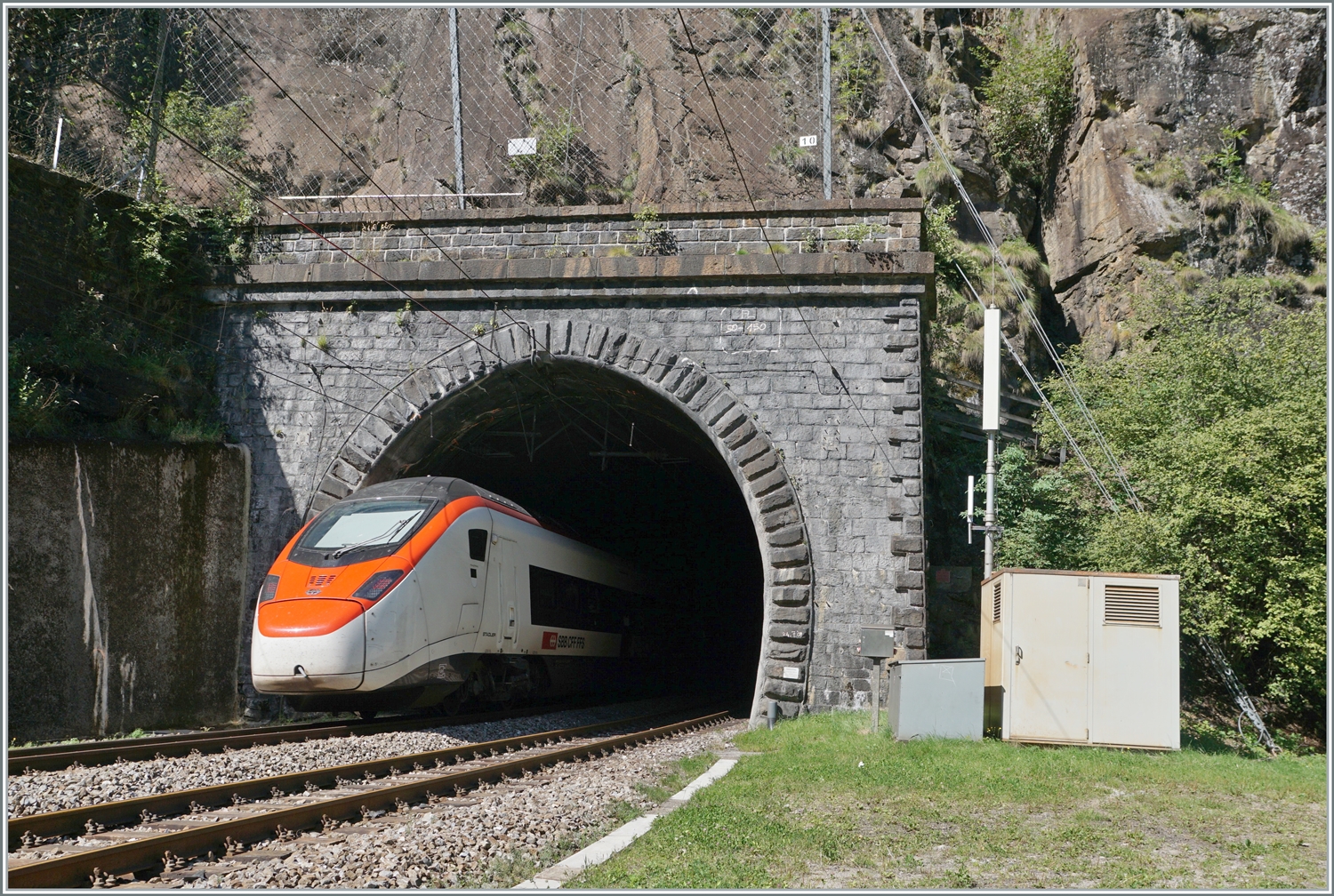 Ein SBB Giruno RABe 501 fährt in den 1567 Meter langen Prato-Kreiskehrtunnel ein und wird gut zwei Minuten später und etwa vierzig Meter höher wieder ans Tageslicht kommen. 

4. Sept. 2023