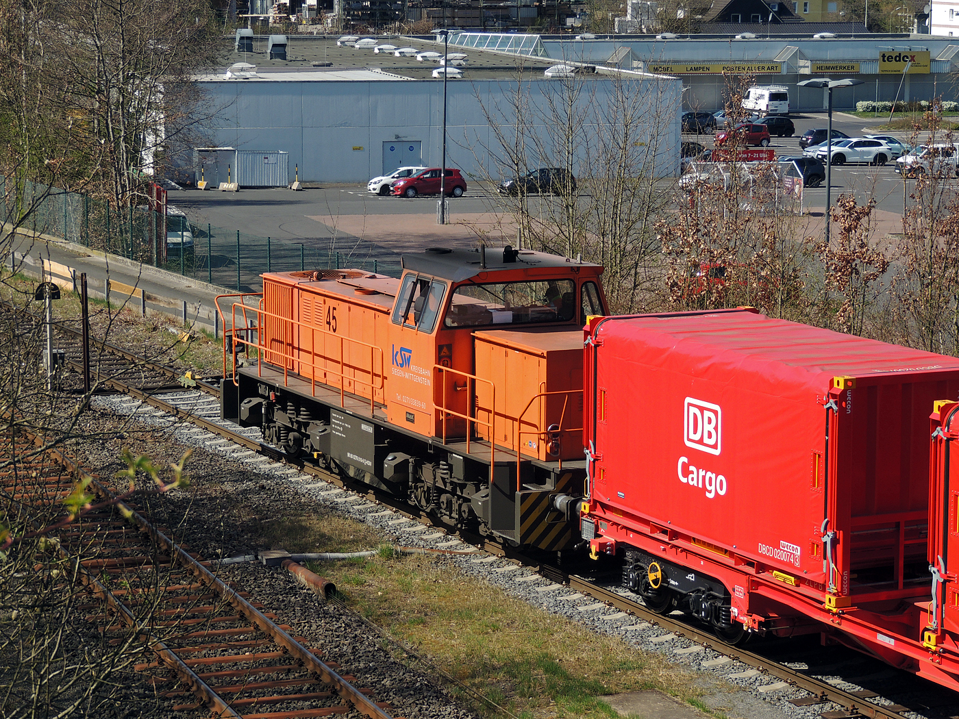 Ein seltener Besuch von der KSW 45 in Herdorf auf der KSW-Infrastruktur  Freien Grunder Eisenbahn  (NE 447), da sie mit 1.120 kW (1.522 PS) die schwächste Lok der KSW ist, aber hier sind es ja nur leere Wagen. Die KSW 45 (98 80 0276 016-9 D-KSW) die MaK G 1204 BB der Kreisbahn Siegen-Wittgenstein steht am 09 April 2025 mit einem Übergabezug an der Anschlussstelle der Freien Grunder Eisenbahn zur Abfahrt bereit. Nochmals einen lieben Gruß an den netten Lokführer zurück. 
