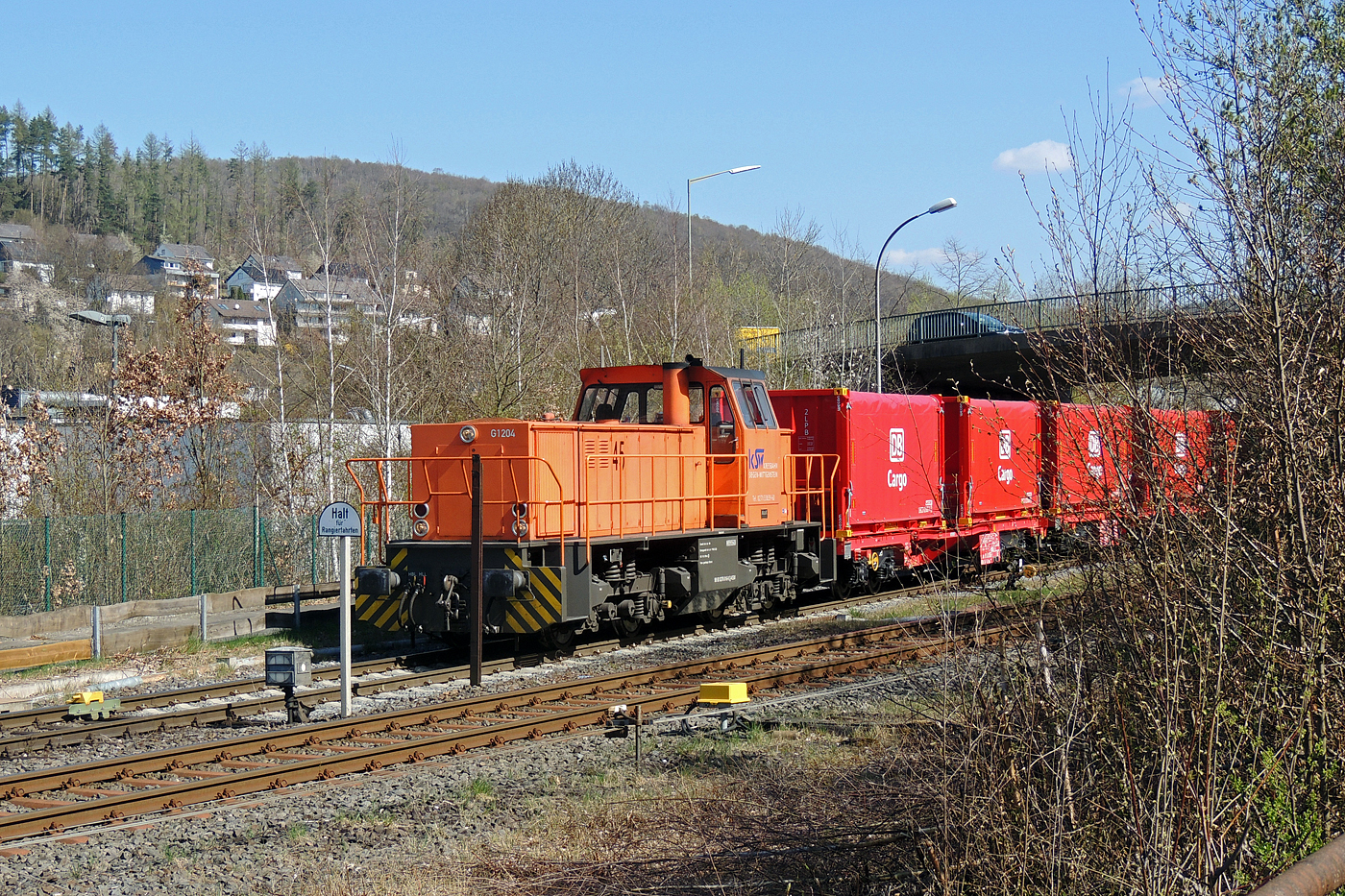 Ein seltener Besuch von der KSW 45 in Herdorf auf der KSW-Infrastruktur  Freien Grunder Eisenbahn  (NE 447), da sie mit 1.120 kW (1.522 PS) die schwächste Lok der KSW ist, aber hier sind es ja nur leere Wagen. Die KSW 45 (98 80 0276 016-9 D-KSW) die MaK G 1204 BB der Kreisbahn Siegen-Wittgenstein steht am 09 April 2025 mit einem Übergabezug an der Anschlussstelle der Freien Grunder Eisenbahn zur Abfahrt bereit. Nochmals einen lieben Gruß an den netten Lokführer zurück. 