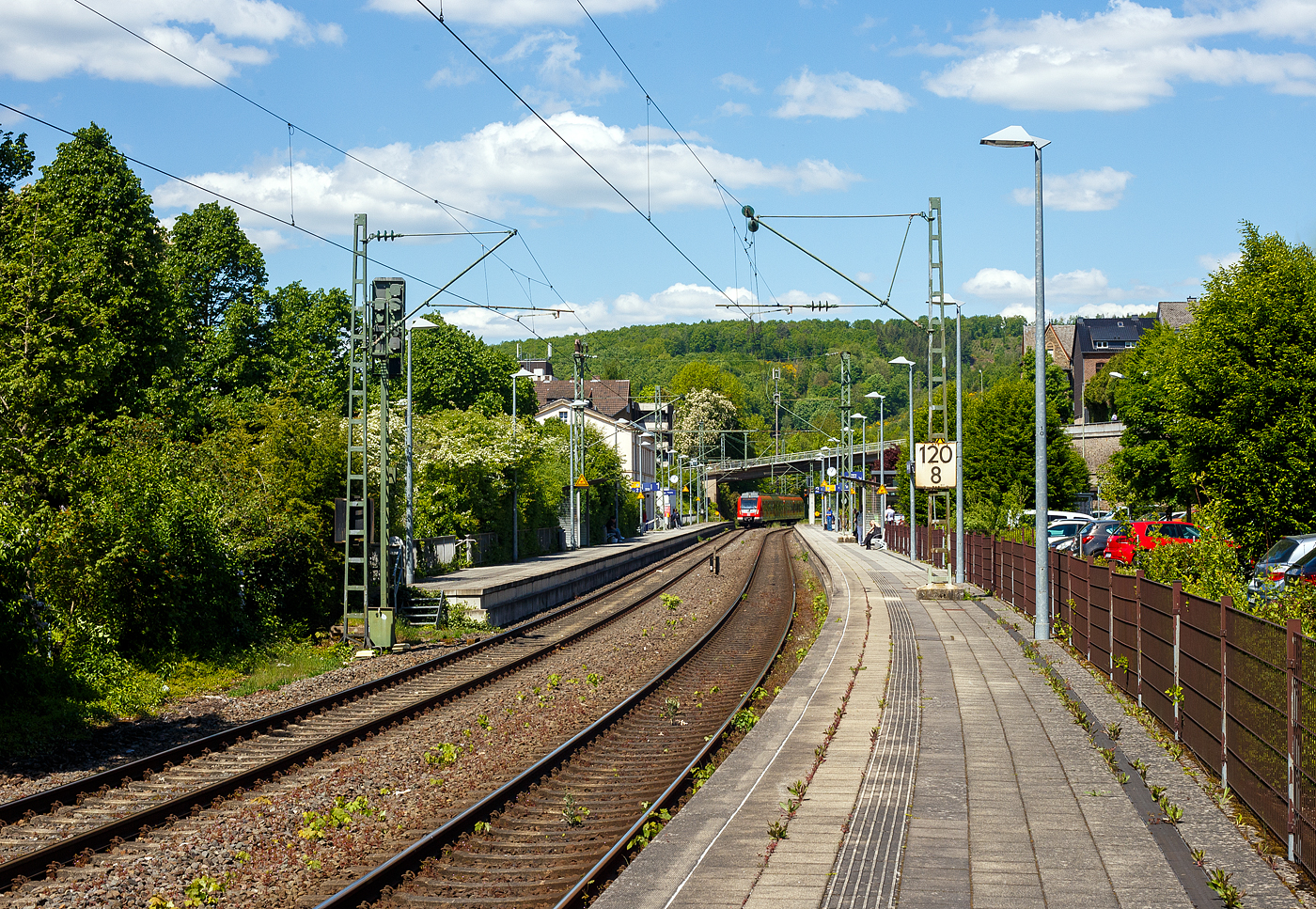 Ein Triebzug der BR 430 / 431 der S-Bahn Stuttgart wohl auf Werkstattfahrt...
Der vierteilige Elektrotriebzug 430 063 / 431 063 / 431 563 / 430 536 der S-Bahn Stuttgart (DB Regio AG - Baden-Württemberg) fährt am 09 Mai 2025 durch den Bahnhof Kirchen/Sieg in Richtung Köln.