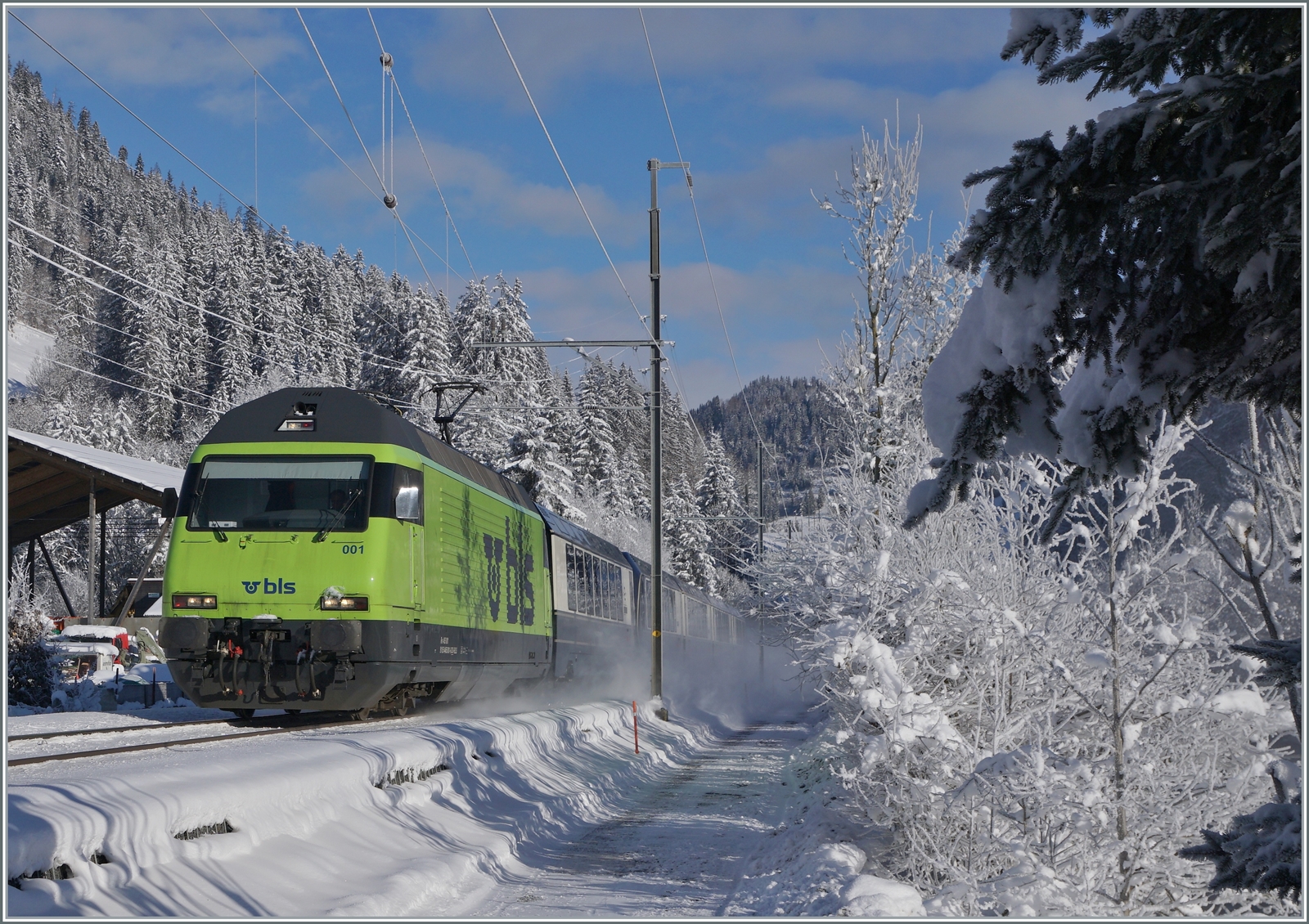 Ein Wintertraum! Trotz der aus Zeitgründen etwas eilig aufgesuchten spontanen Fotostelle bei Mannried zeigt sich die BLS Re 465 001 mit ihrem GoldenPass Express 4065 von Interlaken Ost nach Montreux kurz vor Zweisimmen in einer herrlichen Winterlandschaft.

20. Januar 2023