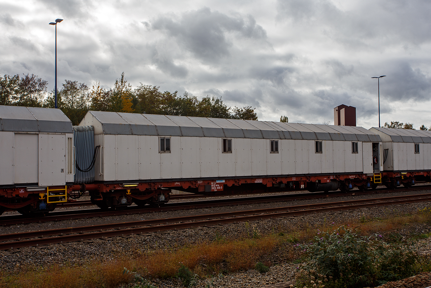 Ein Wohnzug des belgischen Infrastrukturunternehmens INFRABEL steht am 21 Oktober 2025 in Ans. Hier der Wagen 80 88 3936 866-5 B-INFBL, der ehem. Gattung Res mit Wohnaufbau. 