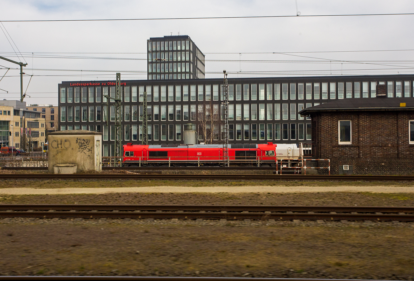 Eine Class 77 – EMD JT42CWRM – deutsche Baureihe 266.4 der DB Cargo AG, abgestellt am 10 März 2024 beim Hauptbahnhof Oldenburg (Oldb), dahinter noch eine weitere. Aufnahme aus einem Zug heaus.

Verschärfte EU-Abgasbestimmungen ab dem 1. Januar 2009 zwangen den amerikanischen Hersteller Electro-Motive Division (EMD) ab 2005, die für den europäischen Markt produzierte Class 66 (EMD JT42CWR) gründlich zu überarbeiten. Die Geschichte dieser Baureihe begann 1985, als EMD (damals eine 100 %-ige Tochter von General Motors) erstmals eine preisgünstige Diesellok für den britischen Markt produzierte. Heraus kam eine als Class 59 bezeichnete, sechsachsige, dieselelektrische Maschine des Typs EMD JT26CW-SS in kantigem Design und dem 2.460 kW starken Dieselmotor GM 16-645E3C. Als Basis benutzte EMD die in großen Stückzahlen produzierten US-Dieselloks des Typs SD40-2, die sich aufgrund ihres bewährten, einfachen Aufbaus als sehr zuverlässig erwiesen hatten. Zunächst für britische Bahnunternehmen überarbeitete und verbesserte EMD dann Mitte der 1990er-Jahre die Class 59 als äußerlich weitgehend unveränderte Loks mit einem 2.350 starken GM-Motor 12N-710G3B-EC als Class 66 (Typ JT42CWR), die ab 1998 zunächst bei britischen EVU in Betrieb gingen.Ihr Dieselmotor wirkt auf einen Drehstromgenerator vom Typ M AR8/CA6, welcher die elektrische Energie für die sechs Reihenschluss-Kollektorfahrmotoren liefert, die in den Drehgestellen untergebracht sind und über einen Tatzlagerantrieb auf die Radsätze wirken. Weil die Loks ursprünglich anfangs nur für einen Einsatz in Großbritannien vorgesehen waren, sitzt der Lokführer auf der linken Seite statt auf der rechten. Bis Ende 2005 entstand dann aufgrund der verschärften EU-Abgasbestimmungen die emissionsärmere Variante als JT42CWRM (in Großbritannien: JT42CWR-T1) mit einem für Kraftstoffeffizienz optimiertem und überaus zuverlässigem 2.420 kW starken Dieselmotor 12-710G3B-T2. Sie wurden dann bei einigen Bahnen nicht mehr als Class 66 sondern als Class 77 bezeichnet. 

Die optimierten Loks erhielten eine bessere Schallisolierung im Führerstand, Verbesserungen zur Sicherheit und zum Komfort des Triebfahrzeugführers sowie optional eine Klimaanlage. Zusätzliche äußerliche Accessoires bildeten nun zweiteilige Führerhausseitenfenster, größere Lüfterjalousien sowie eine dritte Tür auf einer Seite aufgrund des teilweisen Wegfalls des durchgehenden Seitengangs im Lokkasten. Mit dem Radialdrehgestell „EMD HTCR-E“ konnten erhöhte Sicherheit, verbesserte Haftung und ein längeres Wartungsintervall erreicht werden. Des Weiteren gab es das Mikroprozessor-Steuerungssystem „EM2000TM“ zur Lastregelung, Motorsteuerung und Adhäsionskontrolle, wobei gleichzeitig ein Diagnosesystem und die Speicherung von vergangenen Fahrtverläufen implementiert war. Bis zur Einstellung der Produktion in 2016 wurden insgesamt 244 Exemplare der verbesserten Variante JT42CWR(M/-T1) ausgeliefert. Viele dieser Maschinen gehören Leasing-Firmen wie der Porterbrook Leasing Company (5 Ex.), Eversholt Rail (26 Ex.), Beacon Rail Leasing (40 Ex.), Macquarie European Rail (24 Ex.) oder Alpha Trains (7 Ex.), welche die Loks an Dritte in zahlreichen europäischen Ländern vermieten. Farbgebungen und Beschriftungen sind daher sehr vielfältig und wechseln ständig. 41 Exemplare gelangten 2009 in den Bestand der Egyptian National Railways (ENR) und in 2011/12 bereicherten sechs Maschinen die Societe d´Exploitation Transgabonais (SETRAG) für den Verkehr im afrikanischen Gabun. Mit insgesamt 60 JT42CWRM erwarb die heute zum DB-Konzern gehörige Euro Cargo Rail (ECR) die meisten Maschinen. Sie fahren heute zum größten Teil als Baureihe 247 in den Diensten von DB Cargo in Deutschland. Auch private EVU gehören zu den Eigentümern dieser Loks wie die belgische Crossrail (8 Ex.), die französische Akiem (10 Ex.) und die britische GB Railfreight (17 Ex.).