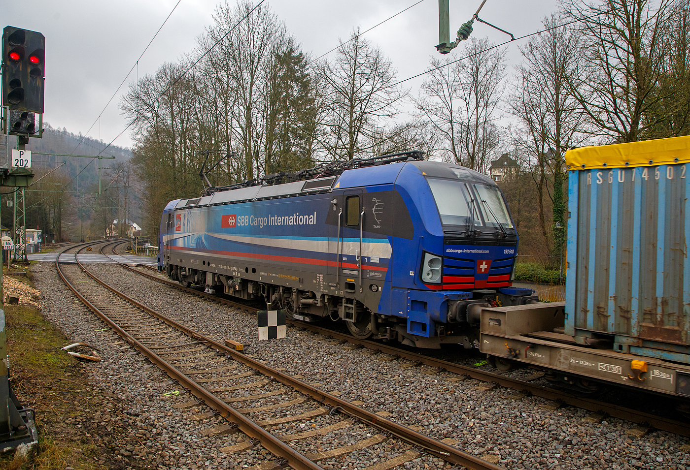 Eine deutsche Lok in Schweizer Diensten...
Die an die SBB Cargo International vermietete 193 518  Ticino  (91 80 6193 518-8 D-SIEAG) der SüdLeasing GmbH (Stuttgart, eingestellt in Deutschland durch Siemens) fährt am 23.02.2023, mit einem HUPAC KLV-Zug, durch Kirchen (Sieg) in Richtung Köln.

Die Siemens Vectron MS wurde 2019 von Siemens Mobilitiy in München-Allach unter der Fabriknummer 22700 gebaut. Eigentümer ist die SüdLeasing GmbH in Stuttgart (LBBW-Tochter) die 20 dieser Loks an die SBB Cargo International vermietet hat, eingestellt sind sie in Deutschland durch die Siemens Mobilitiy. Es besteht zudem eine Option für 20 weitere Fahrzeuge.

Diese Mehrsystem-Loks sind für den Einsatz auf dem Rhein-Alpen-Korridor vorgesehen und sind für den Betrieb in Deutschland, Österreich, Schweiz, Italien und den Niederlanden (DACHINL) ausgelegt. Sie verfügen über eine Leistung von 6,4 MW (160 km/h) und sind neben den nationalen Zugsicherungssystemen mit dem Europäischen Zugsicherungssystem (ETCS) ausgestattet.