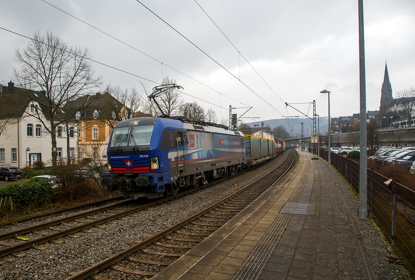 Eine deutsche Lok in Schweizer Diensten...
Die an die SBB Cargo International vermietete 193 518  Ticino  (91 80 6193 518-8 D-SIEAG) der SüdLeasing GmbH (Stuttgart, eingestellt in Deutschland durch Siemens) fährt am 23.02.2023, mit einem HUPAC KLV-Zug, durch Kirchen (Sieg) in Richtung Köln.

Die Siemens Vectron MS wurde 2019 von Siemens Mobilitiy in München-Allach unter der Fabriknummer 22700 gebaut. Eigentümer ist die SüdLeasing GmbH in Stuttgart (LBBW-Tochter) die 20 dieser Loks an die SBB Cargo International vermietet hat, eingestellt sind sie in Deutschland durch die Siemens Mobilitiy. Es besteht zudem eine Option für 20 weitere Fahrzeuge.

Diese Mehrsystem-Loks sind für den Einsatz auf dem Rhein-Alpen-Korridor vorgesehen und sind für den Betrieb in Deutschland, Österreich, Schweiz, Italien und den Niederlanden (DACHINL) ausgelegt. Sie verfügen über eine Leistung von 6,4 MW (160 km/h) und sind neben den nationalen Zugsicherungssystemen mit dem Europäischen Zugsicherungssystem (ETCS) ausgestattet.