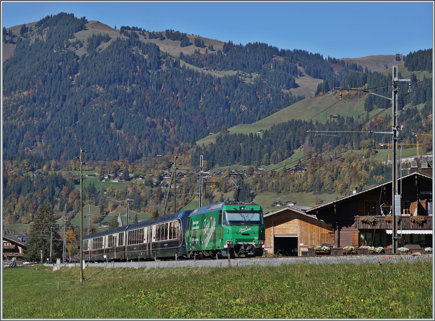 Eine weitere Variante eines bereits gezeigten Bildes, welches durch unschöne Baustellen dieses unübliche Format aufweist: Kurz nach Gstaad ist die MOB Ge 4/4 8004  Swisstainable  mit dem GoldenPass Express PE 4069 auf der Fahrt von Interlaken Ost nach Montreux.

13. Oktober 2025
