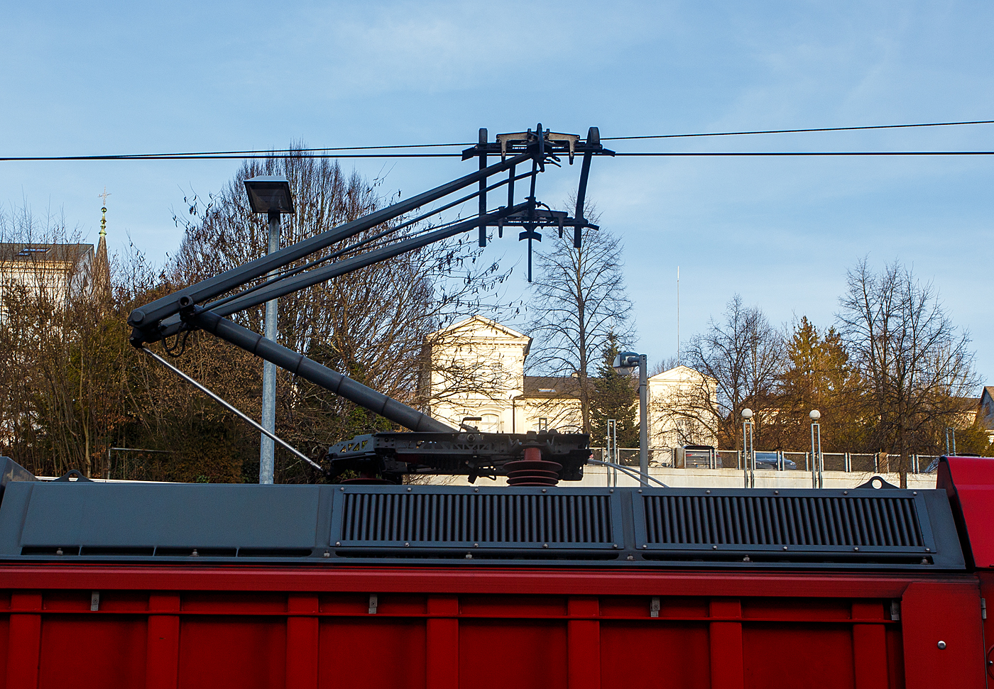 Einholm-Stromabnehmer (Pantograph) der DB 147 111-1 einer Bombardier Traxx P160 AC3, am 22 Januar 2026 im Bahnhof Kirchen/Sieg. 