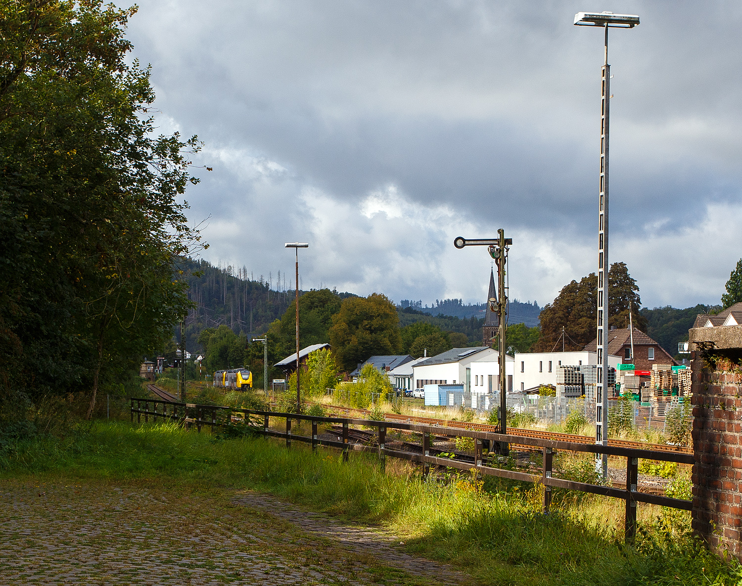Elektrotriebzüge in Herdorf, das hätte ich nicht gedacht, dass ich das erlebe, auch wenn im Batteriemodus. Die beiden gekuppelten zweiteilige Hybridtriebzüge (E/Akku) der BR 563 vom Typ SIEMENS Mireo Plus B der HLB (Hessische Landesbahn GmbH) 563 903 / 563 803 und 563 902 / 563 802 haben am 05 September 2025, als RB 96 „Hellertalbahn“ (Dillenburg – Haiger – Herdorf - Betzdorf/Sieg), den Bahnhof Herdorf erreicht.