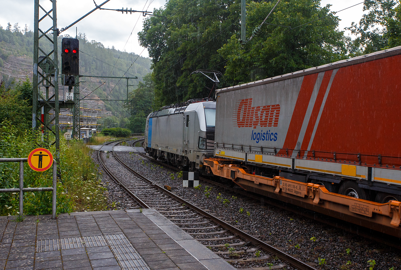 Es begann zu regnen und wir wollten schon den Heimweg antreten, da ging die Schranke am Bü herunter, das kann nur ein Güterzug sein, so ich ging wieder an den Bahnsteig. Die Siemens Vectron MS 6193 185 (91 80 6193 185-6 D-Rpool) der Railpool GmbH (München) fährt am 16 Juli 2025 mit einem KLV-Zug durch den Bahnhof Kirchen/Sieg in Richtung Köln. Nochmals einen lieben Gruß an den freundlichen Lokführer zurück.

Die Multisystemlokomotive Siemens Vectron MS wurde 2024 von SIEMENS Mobilitiy in München-Allach unter der Fabriknummer 23485 gebaut. Sie wurde in der Variante MS A54 ausgeführt und hat so die Zulassungen und Länderpakete für Deutschland, Österreich, Belgien, die Niederlande, Tschechien, die Slowakei, Ungarn, Rumänien und Polen. Für Serbien (SRB), Bulgarien (BG) und Kroatien (HR) sind auch Zulassungen vorgesehen, aber ist z.Z. noch durchgestrichen.

So besitzt die Variante MS A54 folgende Zugsicherungssysteme: ETCS BaseLine 3, sowie für Deutschland (PZB90 / LZB80 (CIR-ELKE I)), für Österreich (ETCS Level 1 mit Euroloop, ETCS Level 2, PZB90 / LZB80), für Belgien (ETCS L1, ETCS L2, TBL1+), für die Niederlande (ETCS Level 1, ETCS Level 2, ATB-EGvV), für Tschechien und die Slowakei (LS (Mirel)), für Ungarn (ETCS Level 1, EVM (Mirel)), für Polen (SHP) und für Rumänien, Serbien, Bulgarien und Kroatien (PZB90).