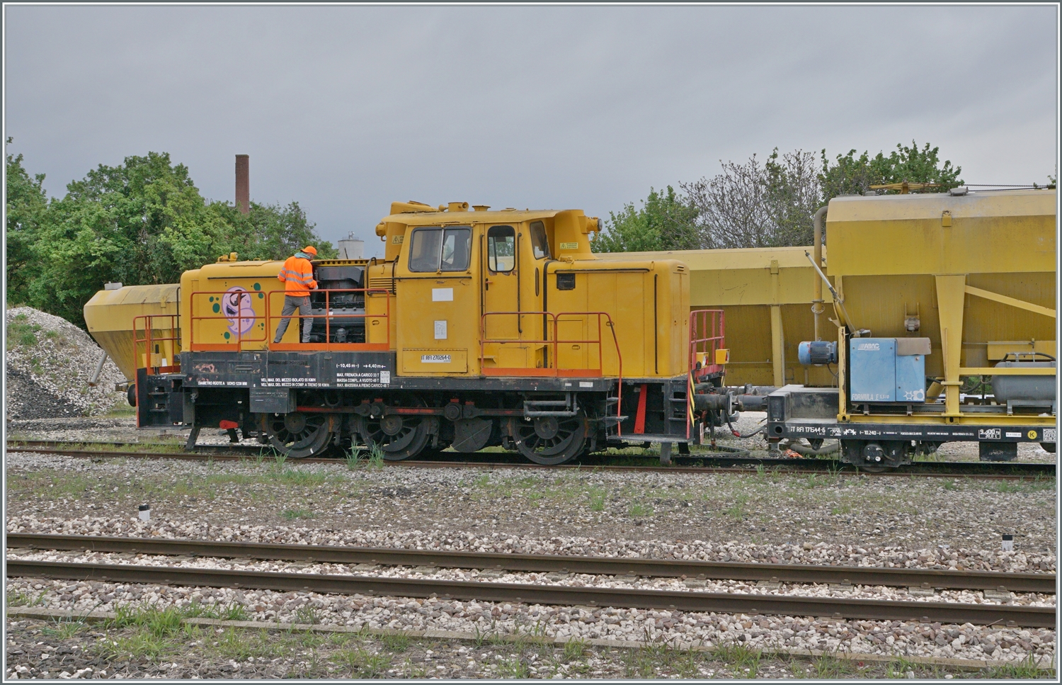 Es ist nicht das, was auf den ersten Blick dachte, aber fast: Diese  V 60  wurde in Lizenz von belgischen Firmen in den Jahren 1960 - 1961 gebaut und acht Lok verkaufte die NMBS SNCB an Italien. Das Bild zeigt die IT RFI 270 264-0 in Boretto.

17. April 2023