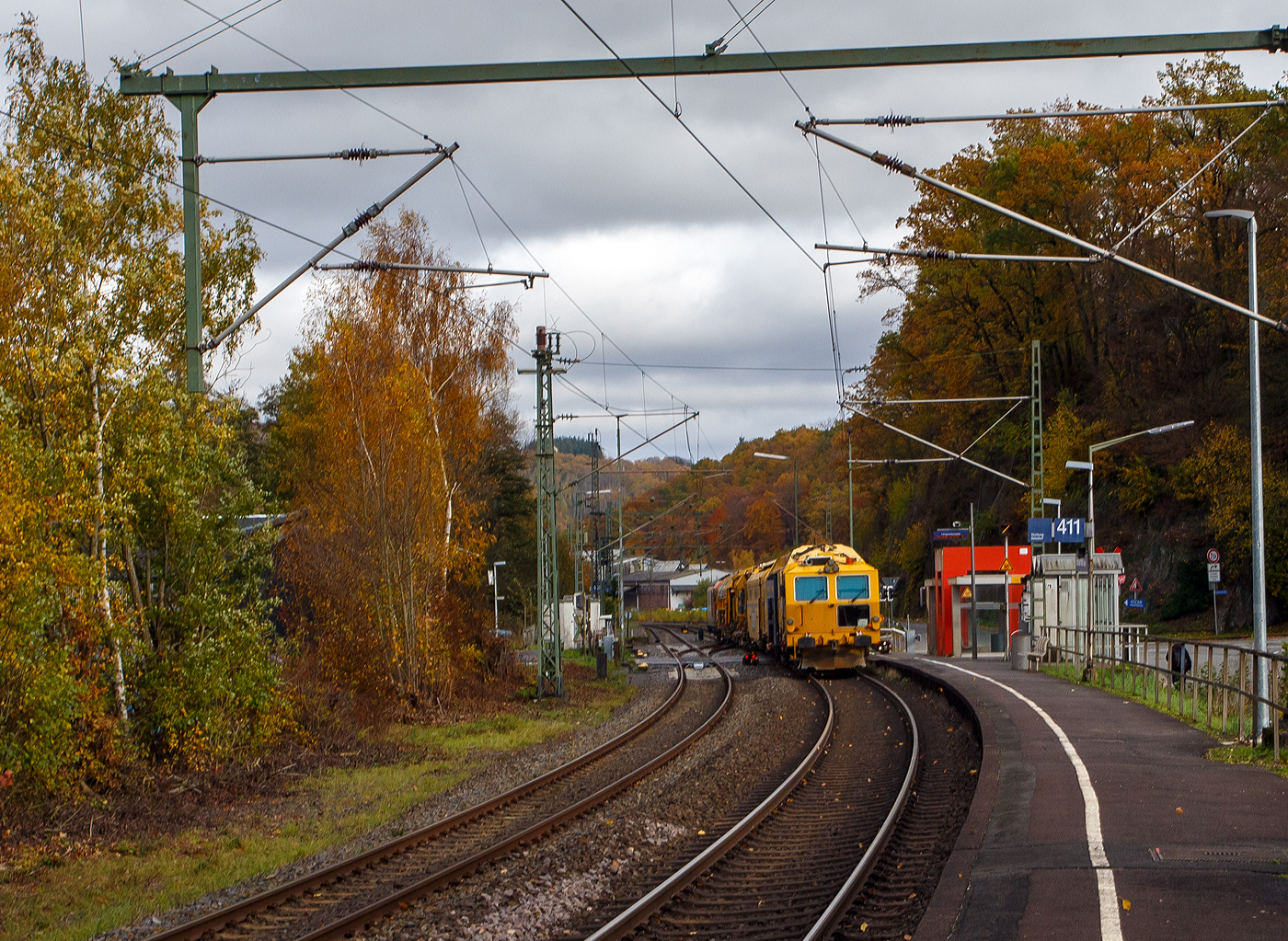 Es ist wie es ist, manchmal ist man einfach auf der falschen Gleisseite. Die 247 902 (92 80 1247 902-0 D-RTS) der RTS Rail Transport Service GmbH, Graz (eine 100%ige Tochter der Swietelsky Baugesellschaft m.b.H) fährt am 03 November 2025 mit einem P&T Schotterbewirtschaftungssystem BDS 2000-4 (eine Schotterverteilmaschine), sowie einer P&T UNIMAT 09-32/4S Dynamik (eine Universalstopfmaschine mit dynamischem Gleisstabilisator) am Haken durch Scheuerfeld/Sieg in Richtung Siegen. Beide Plasser & Theurer Maschinen gehören der Swietelsky Baugesellschaft m.b.H, wobei die BDS 2000-4 wohl in Österreich und die UNIMAT 09-32/4S in Deutschland eingesellt sind. 
