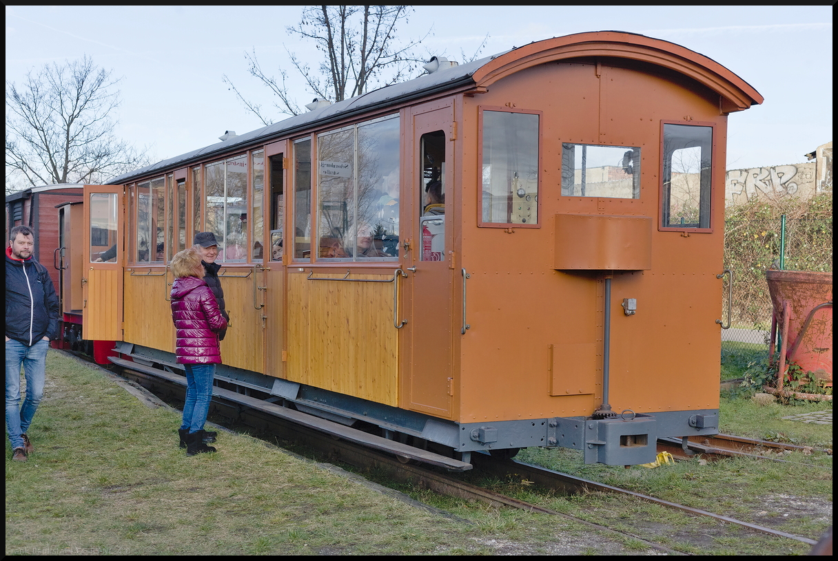 Etwas verzogen sich die dunklen Wolken, so das MFLL Wagen 22, der am 29.12.2023 bei den Glühweinfahrten in Leipzig-Lindenau eingesetzt wurde, im Museumsbahnhof in etwas besseren Licht stand.<br>
---<br>
Der Wagen wurde 1906 von der Gießerei Bern [CH] gebaut und im selben Jahr als offener Sommerwagen an die Wengernalpbahn ausgeliefert. 1930 erfolgte der Umbau zu einem Vorstellwagen mit Panoramascheiben, darum auch der Steuerstand mit Bremsrad wie im Bild zu sehen ist. 1969 wurde er an Privat verkauft und diente als Hühnerstall. Im Jahr 1977 kaufte ihn die Schinznacher Baumschulbahn und hauchte ihm wieder Leben auf der Schiene ein. Im Jahr 1998 kam er dann zur Museumsfeldbahn Leipzig-Lindenau, wo der Umbau auf 800mm Spurweite erfolgte. In den nächsten Jahren kamen eine Heizung und elektrisches Licht hinzu. Inzwischen wird der bestens gepflegte Wagen bei Veranstaltungen eingesetzt.