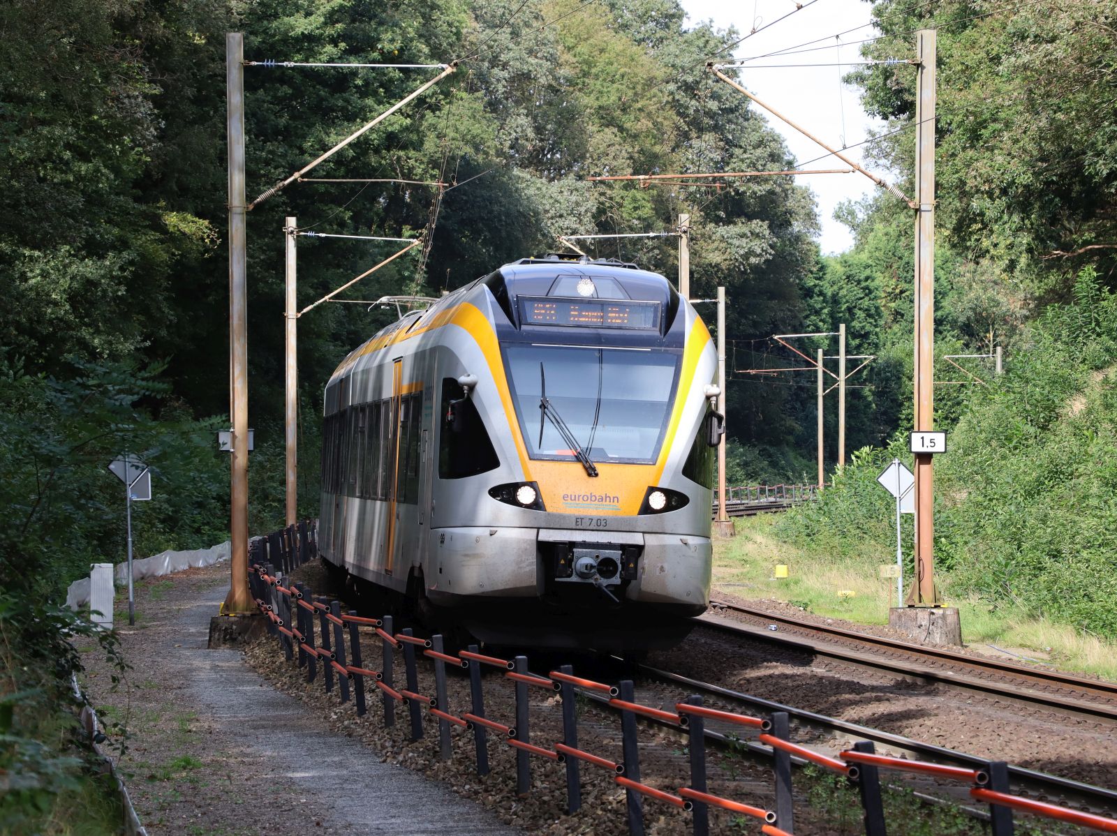 Eurobahn Triebzug FLIRT ET 7 03 (429 007-8) Bahnbergang Bovenste Molenweg, Venlo 28-09-2023.

Eurobahn treinstel FLIRT ET 7 03 (429 007-8) overweg Bovenste Molenweg, Venlo 28-09-2023.