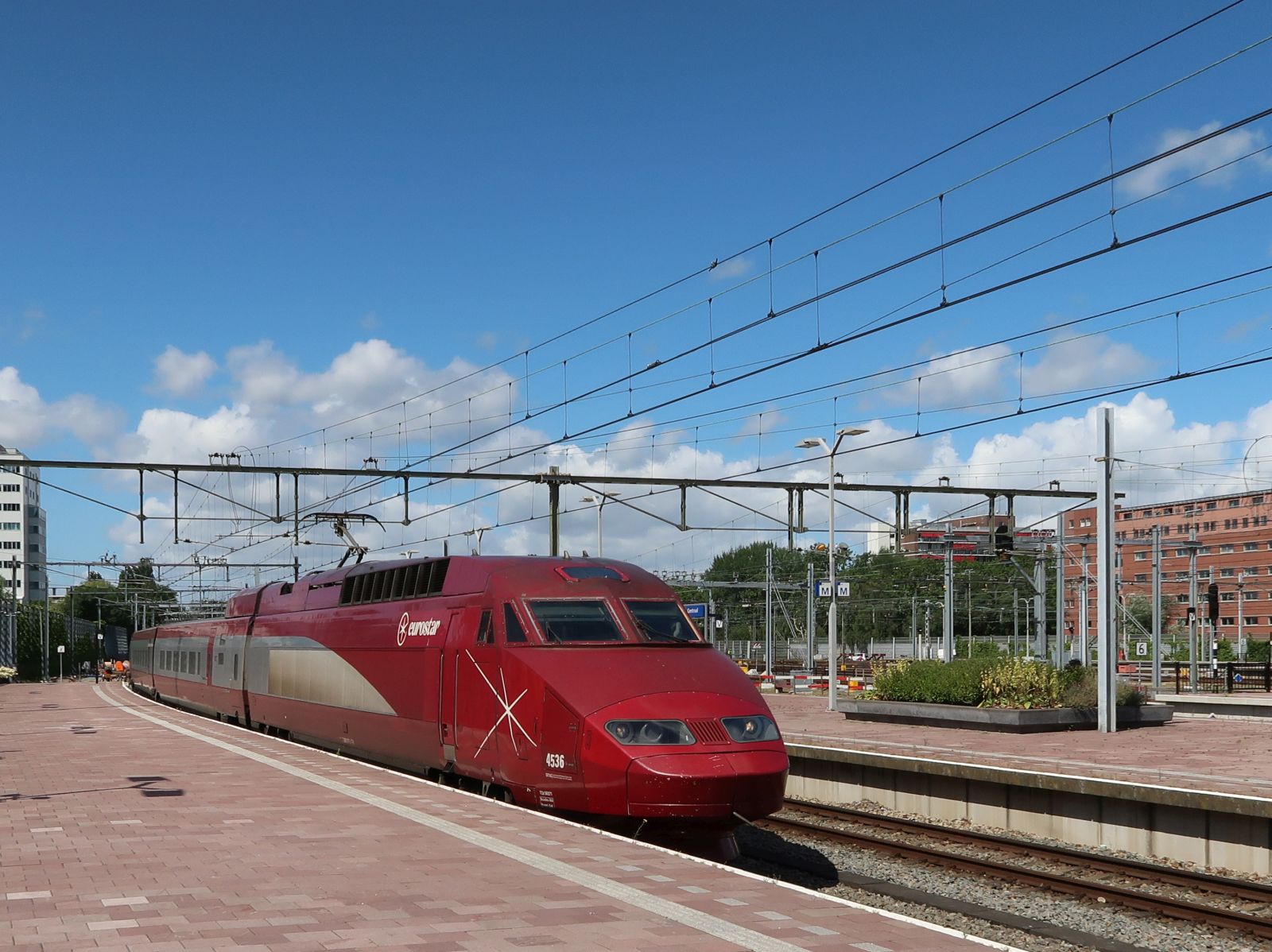 Eurostar TGV TRiebzug 4536 Gleis 2 Rotterdam Centraal Station 04-07-2024.

Eurostar TGV treinstel 4536 binnenkomst spoor 2 Rotterdam CS 04-07-2024.