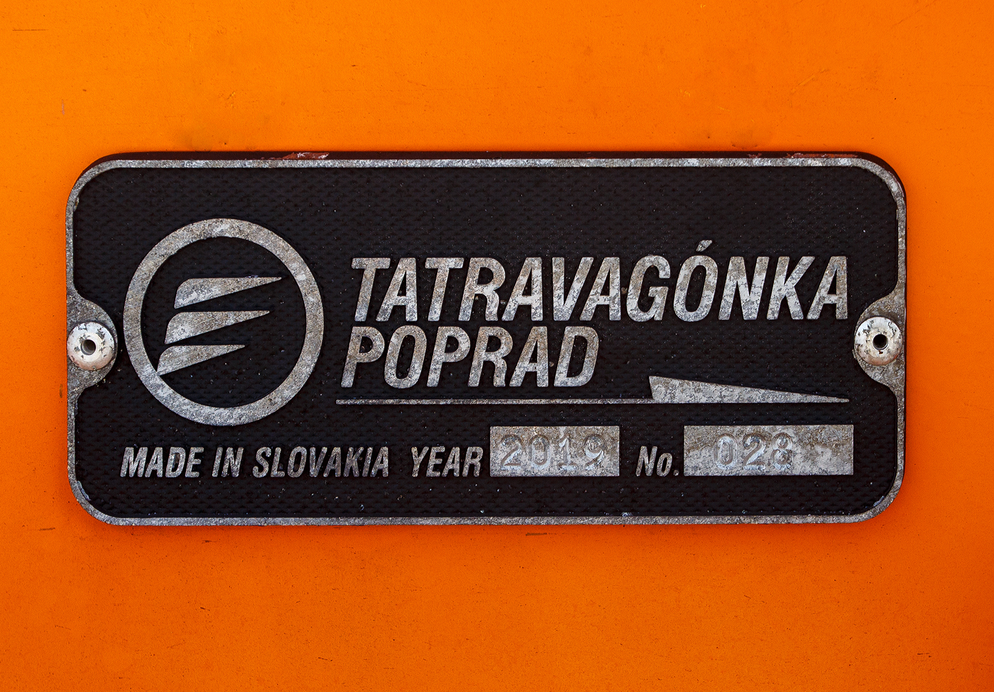 Fabrikschild Tatravagónka Poprad (Slowakei), 2019, Fabriknummer 028, an dem vierachsigen Containertragwagen 48‘ («5L» Tragwagen) 33 85 4505 208-0 CH-WASCO der Gattung Sgmmns 54‘, am 16 Juli 2025 im Zugverbund bei einer Zugdurchfahrt mit Hp 0 Halt im Bahnhof Kirchen/Sieg.