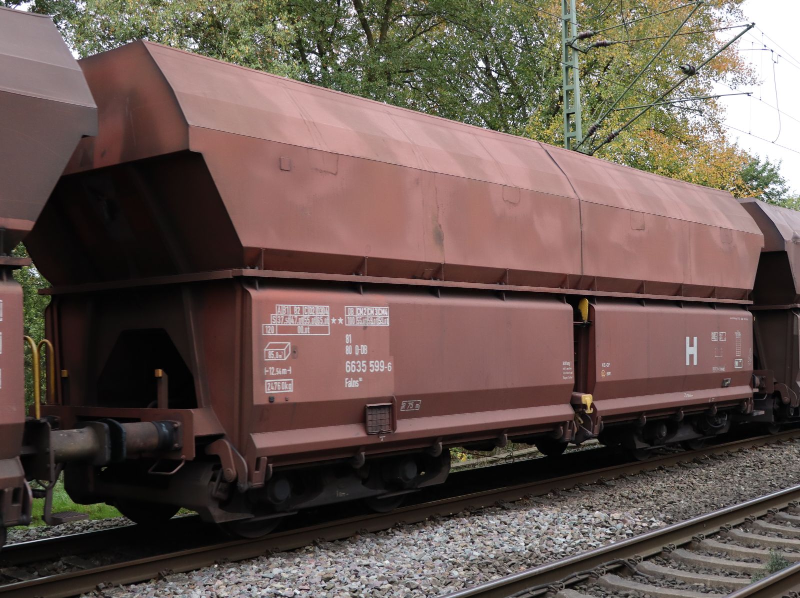 Falns Schttgutwagen mit schlagartiger Schwerkraftentladung mit Nummer 81 D-DB 80 6635 559-6 bei Bahnbergang Grenzweg, Hamminkeln, Deutschland 03-11-2022.

Falns vierassige zelflosser met nummer 81 D-DB 80 6635 559-6 bij overweg Grenzweg, Hamminkeln, Duitsland 03-11-2022.





