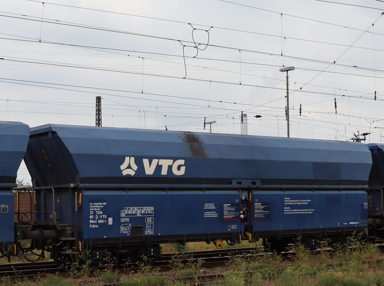 Falns vierassige zelflosser van VTG met nummer 37 TEN 80 D-VTGD 6644 669-1  goederenstation Oberhausen West 18-08-2022.

Falns VTG Schttgutwagen mit schlagartiger Schwerkraftentladung mit Nummer 37 TEN 80 D-VTGD 6644 669-1 Gterbahnhof Oberhausen West 18-08-2022.