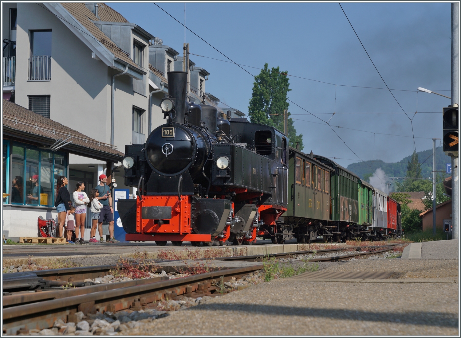 Festival Suisse de la vapeur / Schweizer Dampffestival 2023 der Blonay-Chamby Bahn: Die G 2x 2/2 105 dampft am Schluss des Dampfzuges nach Vevey kurz vor der Abfahrt in Blonay.

29. Mai 2023 