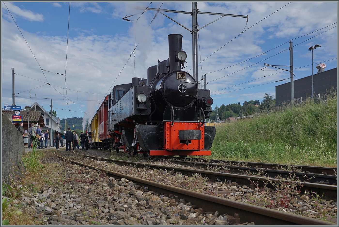 Festival Suisse de la vapeur 2024 / Schweizer Dampffestival 2024 der Blonay-Chamby Bahn

und als sich der Dampf verzogen hat, zeigt sich ein herrlich bunter Zug, der nach einem kurzen Aufenthalt nach Vevey fahren wird, wobei die G 2x 2/2 105 am Schluss des Zuges läuft. 

20. Mai 2024