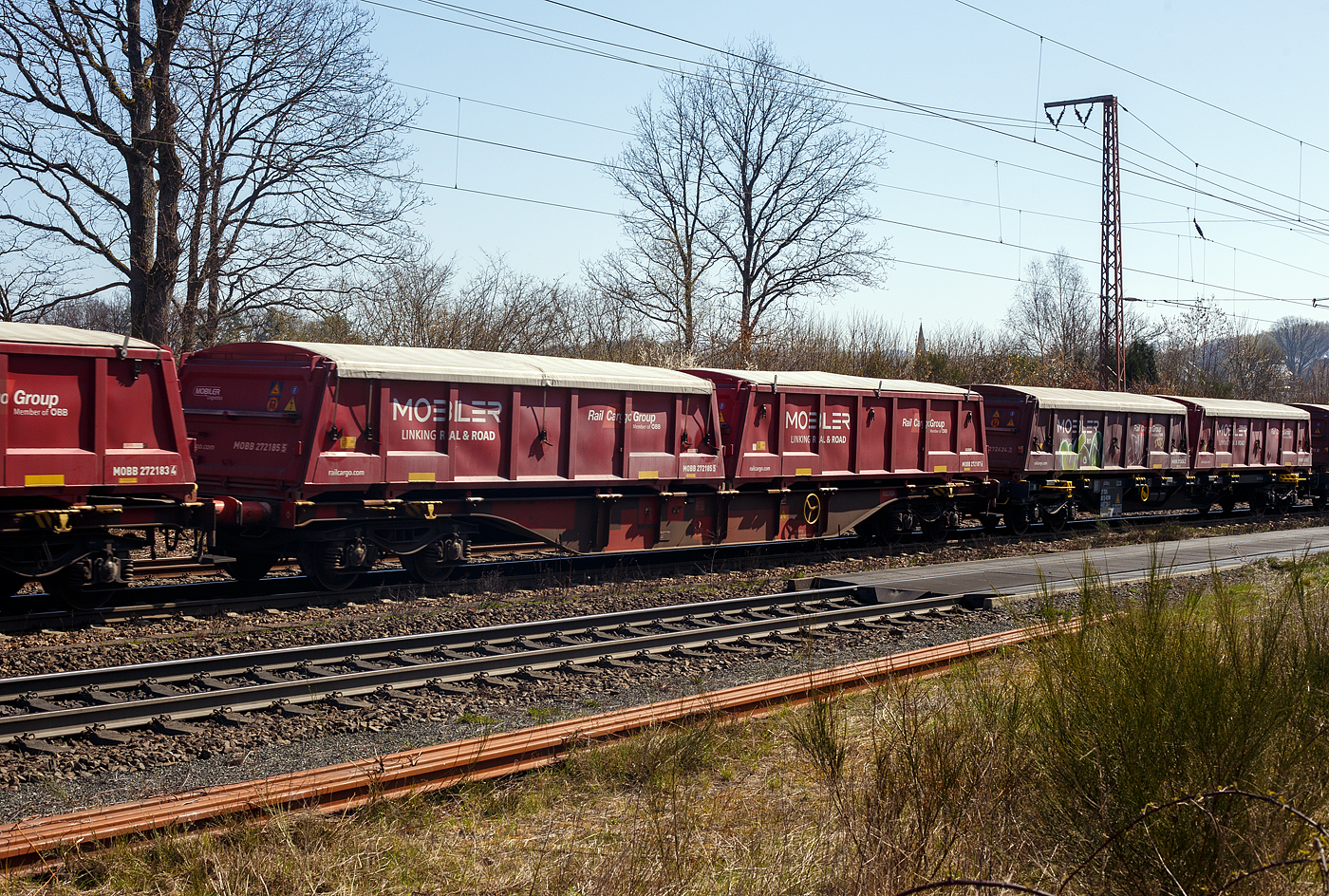 Fix gekoppelter 8-achsiger (2 x 4-achsiger) Drehgestell-Containertragwagen, 37 80 4657 334-1 D-RCW, der Gattung Sggmrrs-y M23 (2x60`), der MFD Rail GmbH (Rotkreuz/CH), viermietet an die Rail Cargo Group, eingestellt in Deutschland, am 12 April 2025 im Zugverband bei der Durchfahrt in Rudersdorf (Kr. Siegen). Hier beladen mit 4 St�ck. Mit einer Nutzlast von 28.900 kg k�nnen mit dem 30 Fu� MOBILER-Halftainer verschiedene Sch�ttg�ter wie etwa Altglas, Schlacke oder Industriesalz effizient transportiert werden, auf einem LKW dienen sie zugleich als Kippmulde.

Der „Allround“-Wagen Sggmrrs-y M23 f�r den Intermodalverkehr mit einem Gesamt-Ladegewicht von 141 t. Speziell entwickelt f�r die seitliche Beladung wie z.B. die MOBILER Multitainer der Rail Cargo Group. Der 8- achsige Wagen Sggmrrs-y (2 x 60 ‘) ist f�r den Transport von ISO- Containern 20 ́, 30 ́, 40 ́, und 45 ́ und von Wechselaufbauten bestimmt. Er ist zus�tzlich mit Mobiler Blechen ausgestattet, dieses dient zum seitlichen Beladen mit einem LKW.

Bedeutung der Gattung Sggmrrs:
S = Drehgestellflachwagen
gg = f�r die Bef�rderung von Containern mit einer Gesamtladel�nge �ber 60 Fu�
m = Ladel�nge mit zwei Elementen, mindestens 27m
rr = Wageneinheit
s = beladen lauff�hig bis 100km/h
-y = mit Mobilerblechen ausgestattet

TECHNISCHE DATEN (Wagen):
Spurweite: 1.435 mm (Normalspur)
L�nge �ber Puffer: 39.460 mm
Drehzapfenabstand: 2 x 14.600 mm (14.600 / 5130 / 14.600 = 34.330
Achsabstand in den Drehgestellen: 1.800 mm
Laufraddurchmesser: 920 mm (neu)
Drehgestell: Y25 Ls(s)d1
Radsatzbauart / Radsatzlager: BA 303 / BA 386
Ladel�nge: 2 x 18.400 mm 
H�he der Ladeebene �ber S.O.: 1.160 mm
Anzahl der Containerzapfen: 56 
Eigengewicht: ca. 39.000 kg
Max. Zuladung: 140,0 t (ab Streckenklasse D)
Max. Geschwindigkeit: 100 km/h (beladen) / 120 km/h (leer)
Kleinster befahrbarer Gleisbogen: R 75 m 
Bremse: 2 x KE-GP-A (K)
Bremssohle: BG 320
Handbremse: Ja (je 1 pro Wageneinheit)
Max. Bremsgewicht: 116 t (2 x 58 t)
Intern. Verwendungsf�higkeit: TEN – GE

TECHNISCHE DATEN (MOBILER 30 Fu� Halftainer):
L�nge x Breit x H�he: 9.125 x 2.550 x 1.680 mm
Nutzvolumen: 29 m�
Bruttolast: max. 32 t
Eigengewicht: 3.100 kg
Nutzlast: 28.900 kg
Bemerkung: mit Planendach und beidseitigen Pendelklappen
