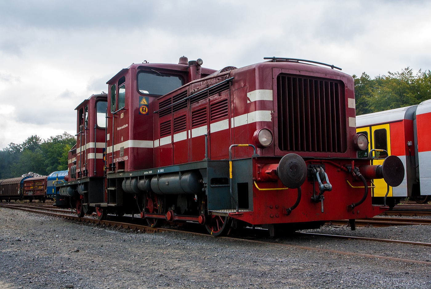 Führerhaus an Führerhaus als Doppellok (Doppeltraktion) sind die beiden Jung R 30 B Loks hier im Bild vorne die V 26.3 und die V 26.1 (Lok 1 und 3) der Westerwaldbahn (WEBA) sind am 31 August 2013 auf dem Betriebshofgelände der Westerwaldbahn in Steinebach/Sieg-Bindweide, anlässlich der 100 Jahr Feier der Westerwaldbahn mit Tag der offenen Tür, ausgestellt.

Doppeltraktion werden diese Loks, vom Typ Jung R 30 B, Führerhaus an Führerhaus gekuppelt, an den Führerhausrückwänden sind Übergangsmöglichkeiten zur jeweils anderen Maschine.

Die Jung Loks vom Typ R 30 B wurden 1956 und 1957 von Arnold Jung Lokomotivfabrik GmbH, Jungenthal bei Kirchen an der Sieg unter den 
Fabriknummern 12102 bzw. 12748 gebaut und als V 26.1 bzw. V 26.3 an die WEBA geliefert. Die V 26.1 war übrigens die erste Maschine dieses Typs die Jung gebaut hatte. Die WEBA hatte 4 dieser Jung R 30 B Loks, diese zwei Loks sind heute (2013) noch als Reserveloks erhalten geblieben. Sie haben die NVR-Nummer 98 80 3944 001-7 D-WEBA bzw. 98 80 3944 005-8 D-WEBA.

Der Dieselmotor war ein wassergekühlter V4-Zylinder-Zweitakt-Dieselmotor von Deutz vom Typ T4M 525 R. Die Maschinen besitzen ein hydraulisches Getriebe (diesel-hydraulische Lok), die Kraftübertragung erfolgt vom Getriebe mittels Blindwellen über Kuppelstangen auf die Räder. 

Die Maschinenanlage bestand aus einem wassergekühlten V-Vierzylinder-Zweitakt-Dieselmotor von Deutz vom Typ KHD T4M 525 R und einer hydraulischen Kraftübertragung. Das Getriebe stammte von Voith und besaß ein Anfahr- und einen Marschwandler. Das Nachschalt- und das pneumatisch geschaltete Wendegetriebe der Firma Jung war am Strömungsgetriebe angeschraubt. Das Stufengetriebe wurde mechanisch über einen Hebel an der Führerhausrückwand betätigt. Beide Getriebe konnten nur im Stillstand geschaltet werden. Die Kraftübertragung erfolgt vom Getriebe mittels Blindwellen (zwischen den Achsen angeordnet) über Kuppelstangen auf die Räder. Der Motor wurde ursprünglich mit Druckluft gestartet, ab 1963 wurde ein elektrischer Anlasser eingebaut und verwendet.

TECHNISCH DATEN:
Spurweite: 1.435 mm (Normalspur)
Achsformel: B
Länge über Puffer: 7.680 mm
Achsabstand: 3.000 mm
Treib- und Kuppelraddurchmesser: 1.000 mm (neu)
Gewicht der Lok: 28 t
Höchstgeschwindigkeit: 46 km/h (23,4 km/h im Rangiergang)
Dieselmotor KHD T4M 625R
Leistung: 191 kW (260 PS)
Kleinster befahrbarer Radius: 180 m
Tankinhalt: 520 l

